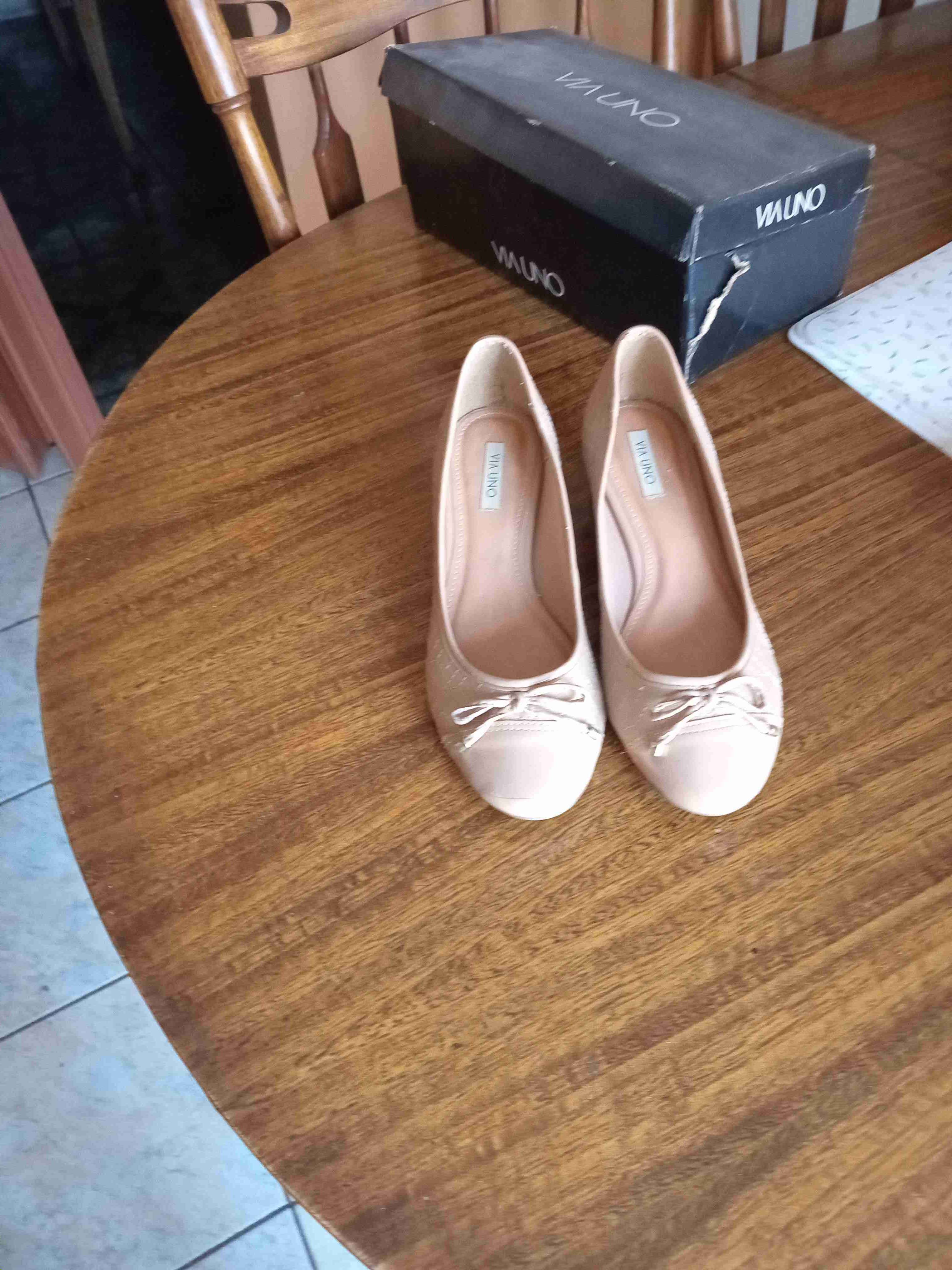 Zapatos planos beige con lazo