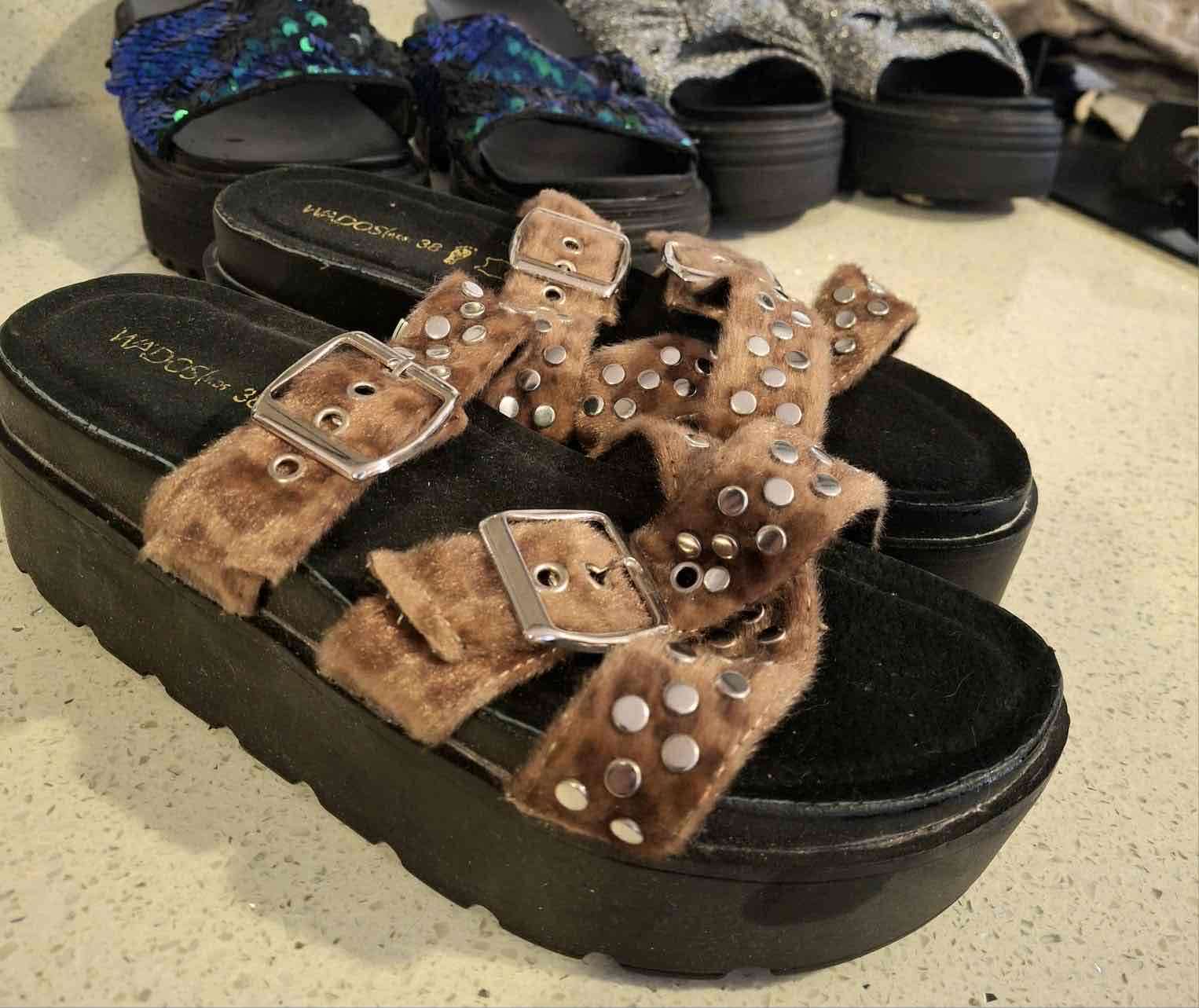 Sandalias plataforma marrones con hebillas, Wados