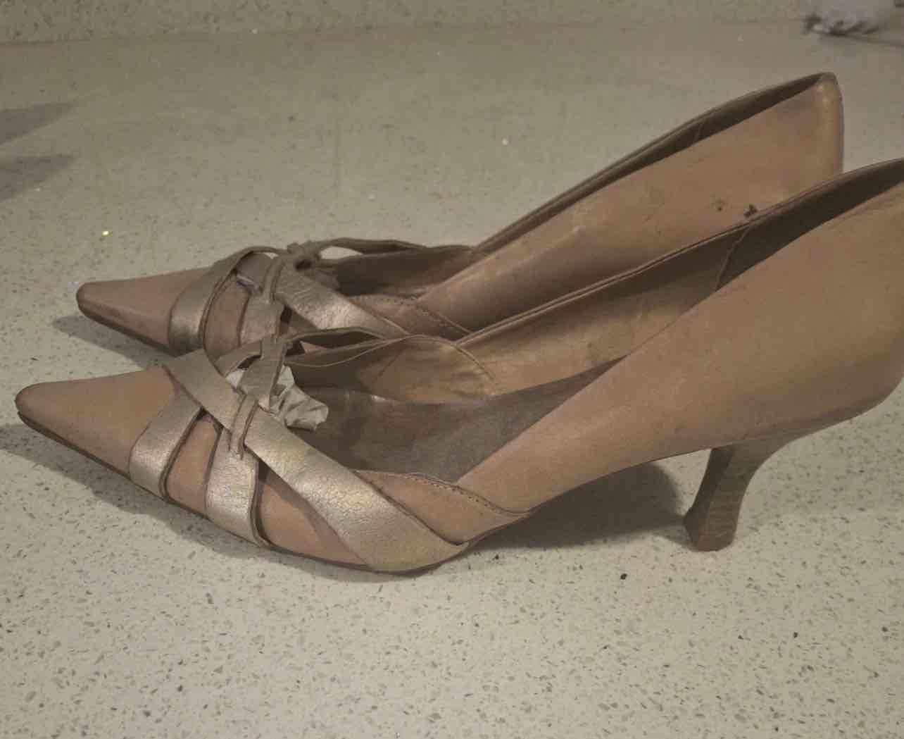 Zapatos de tacón beige