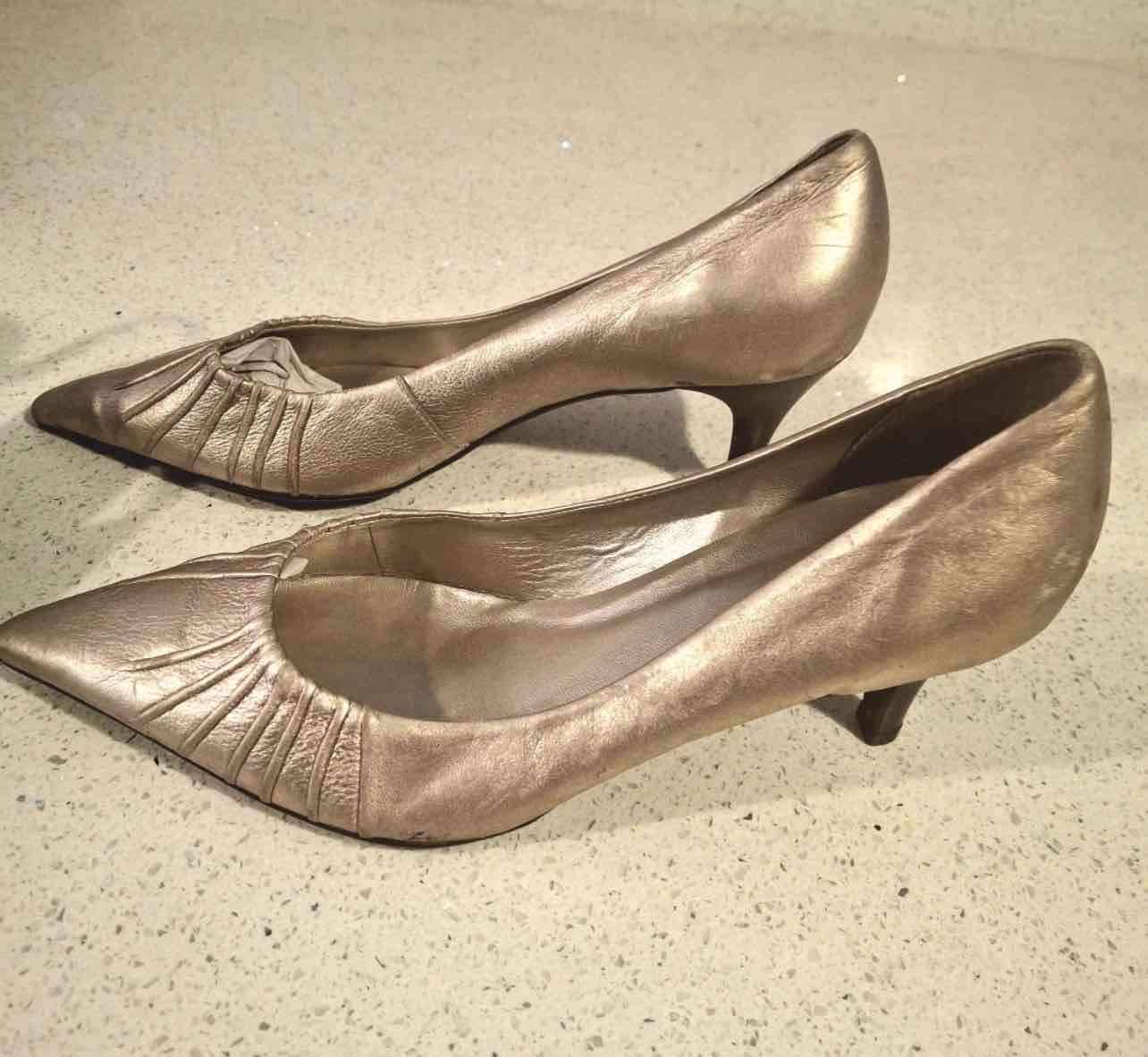 Tacones dorados de mujer