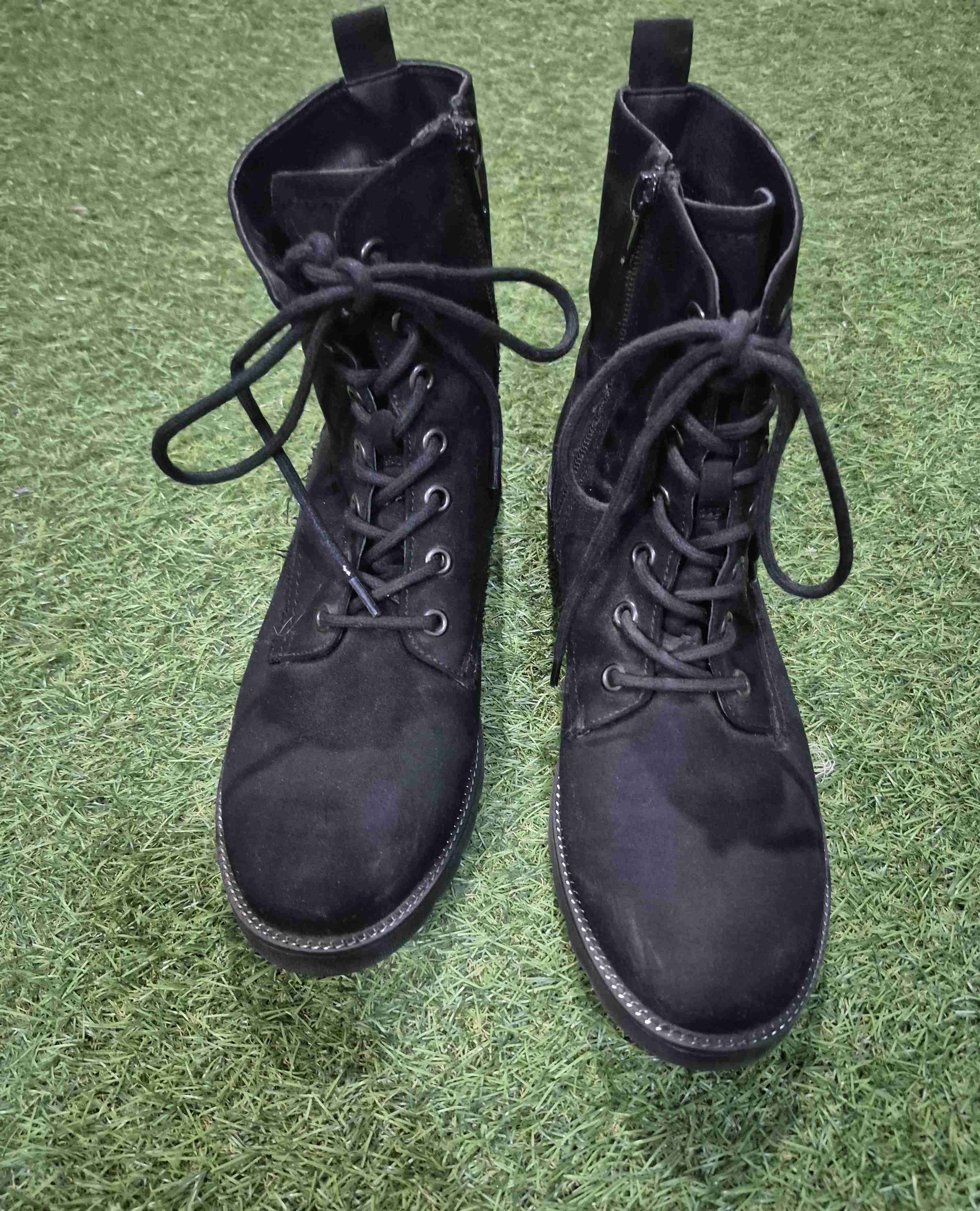 Botas negras con cordones