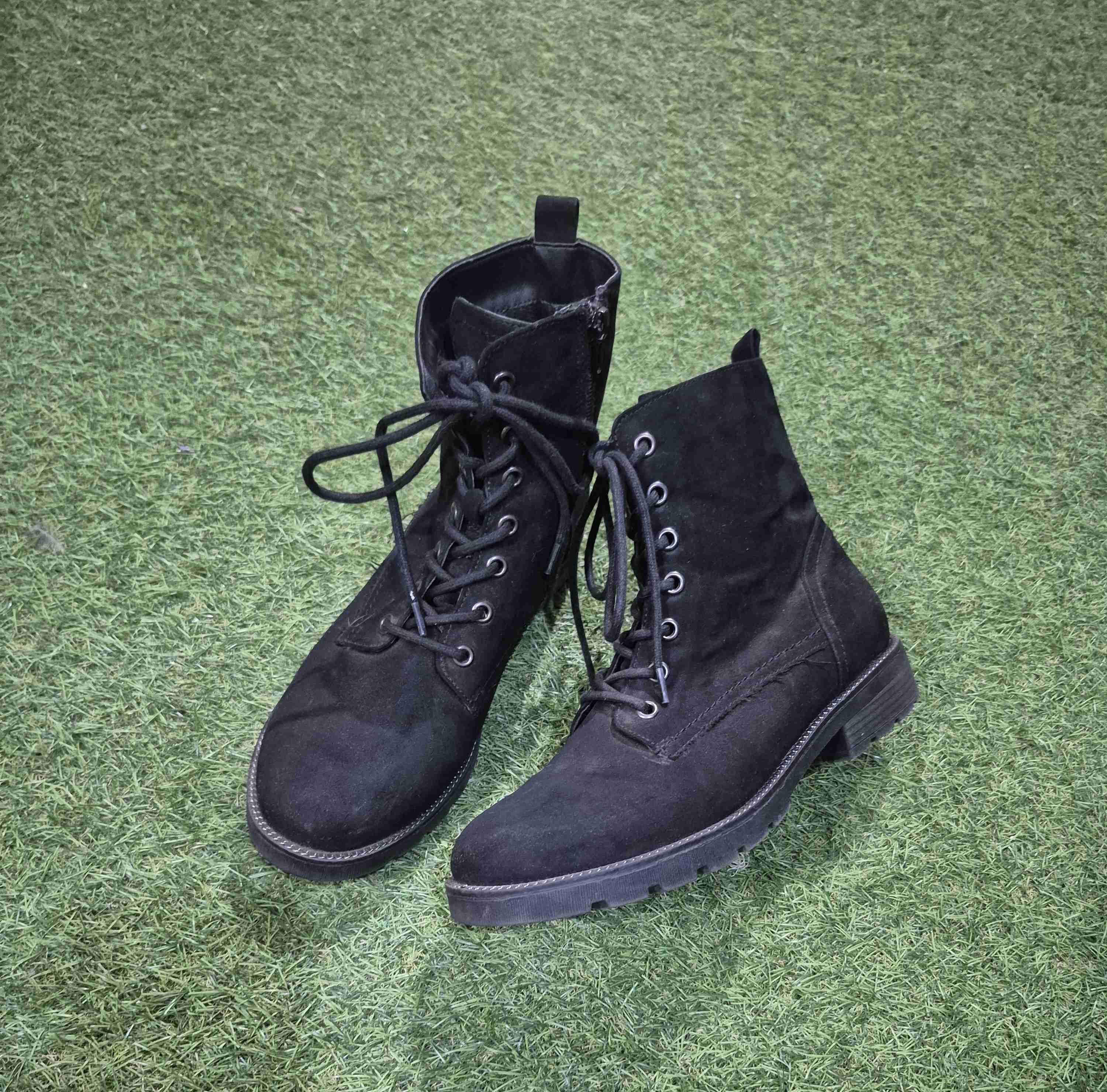 Botas negras con cordones - miniatura 2