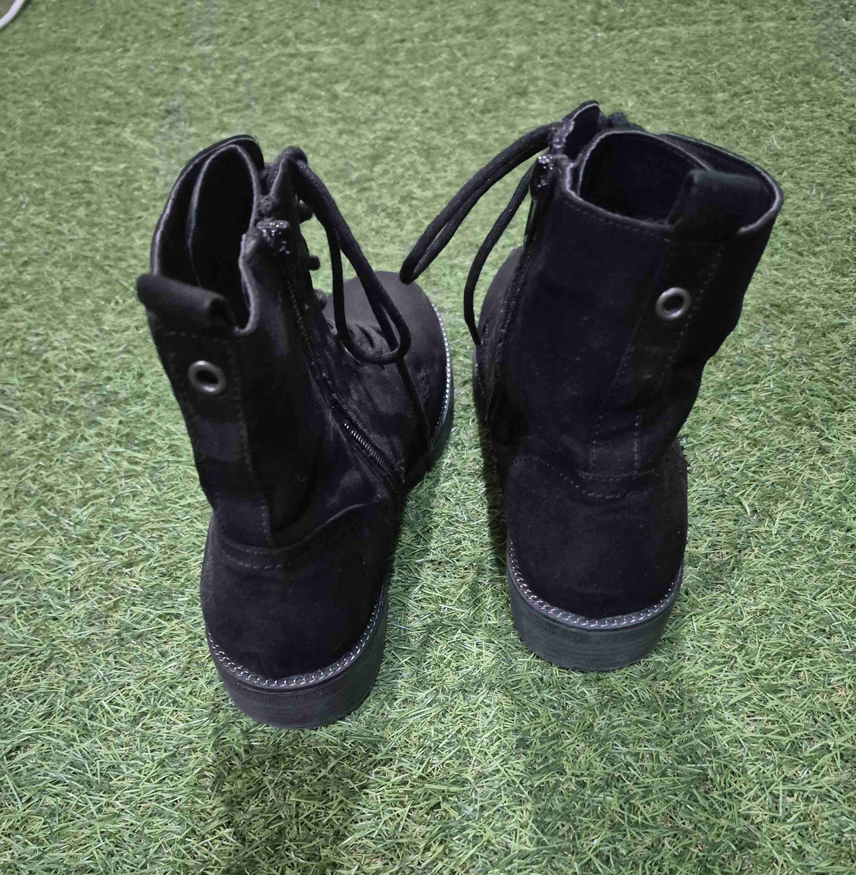 Botas negras con cordones - miniatura 3