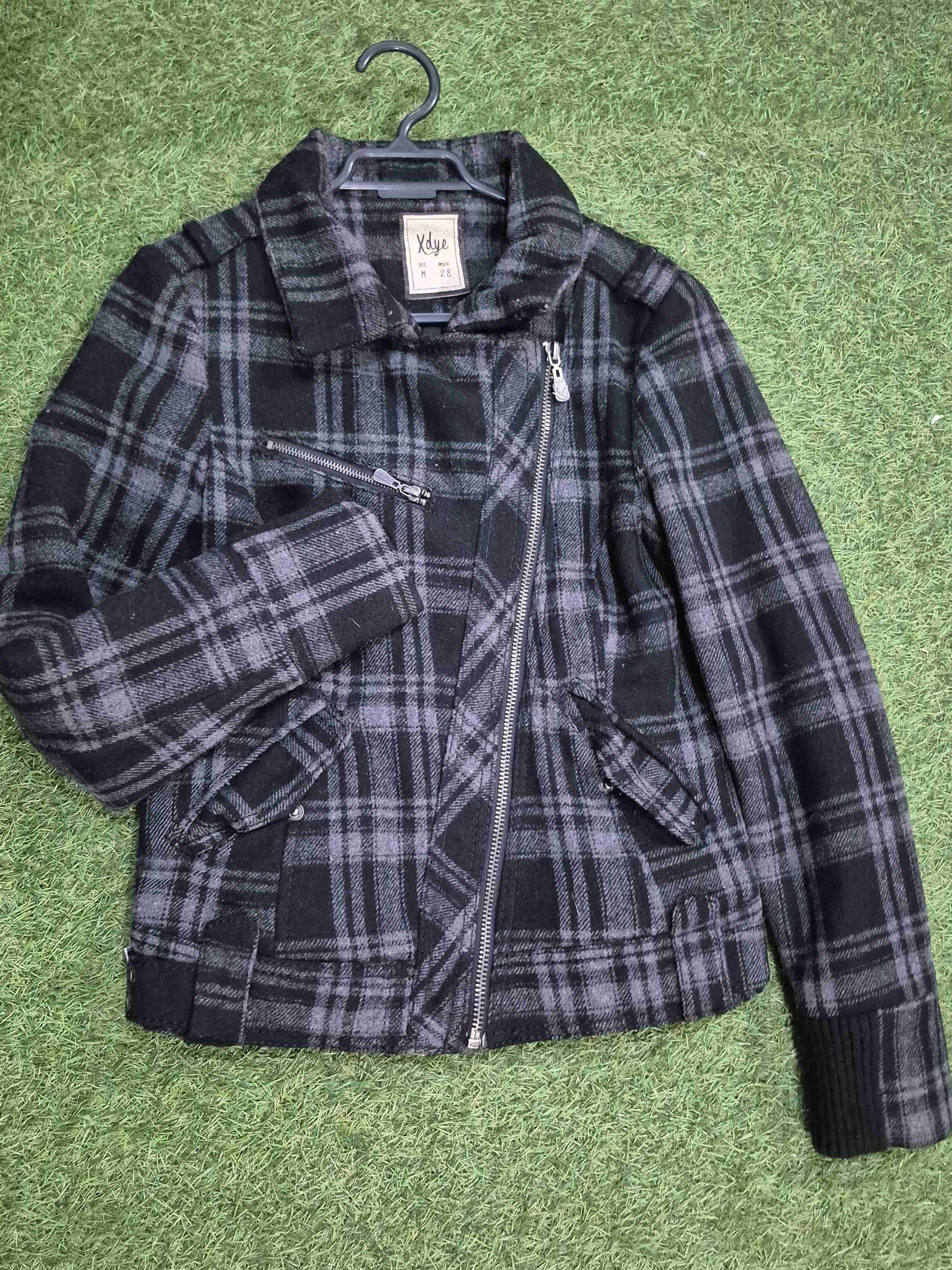 Chaqueta a cuadros negra y gris