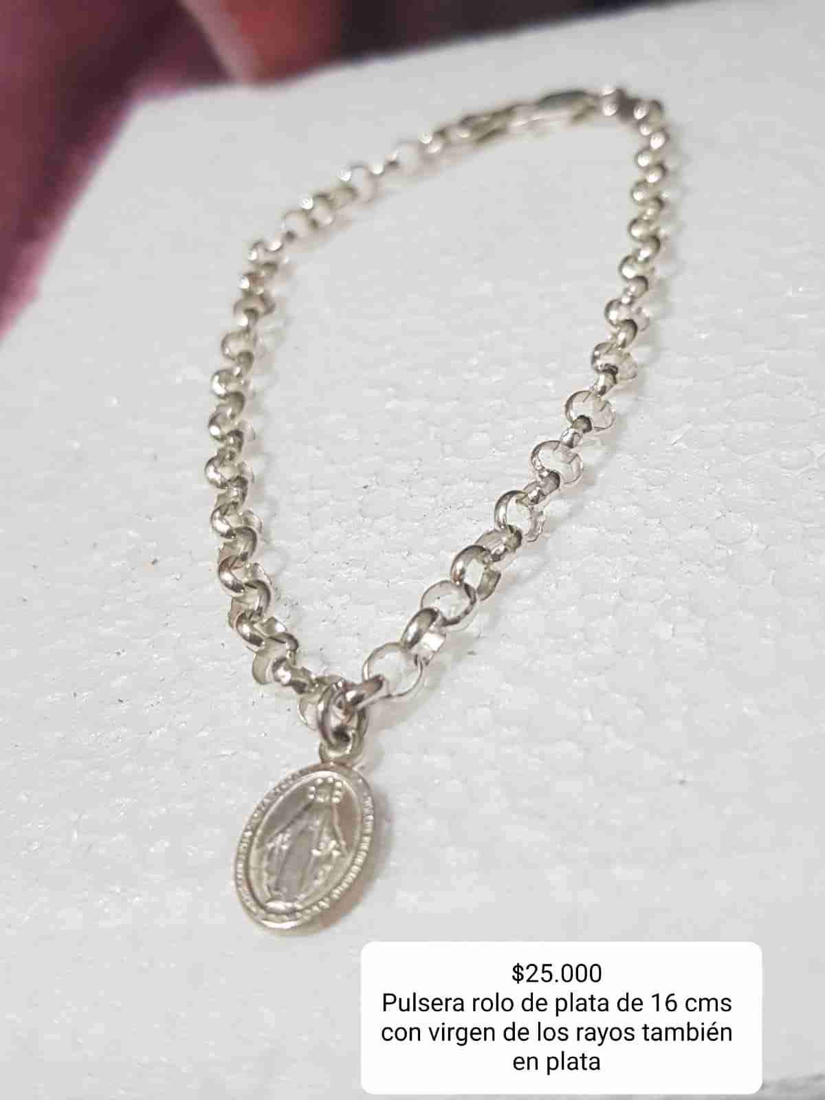 Pulsera de plata con medalla