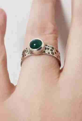 Anillo de plata con piedra agata verde