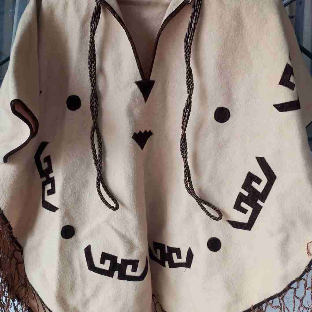 Poncho beige con diseño étnico