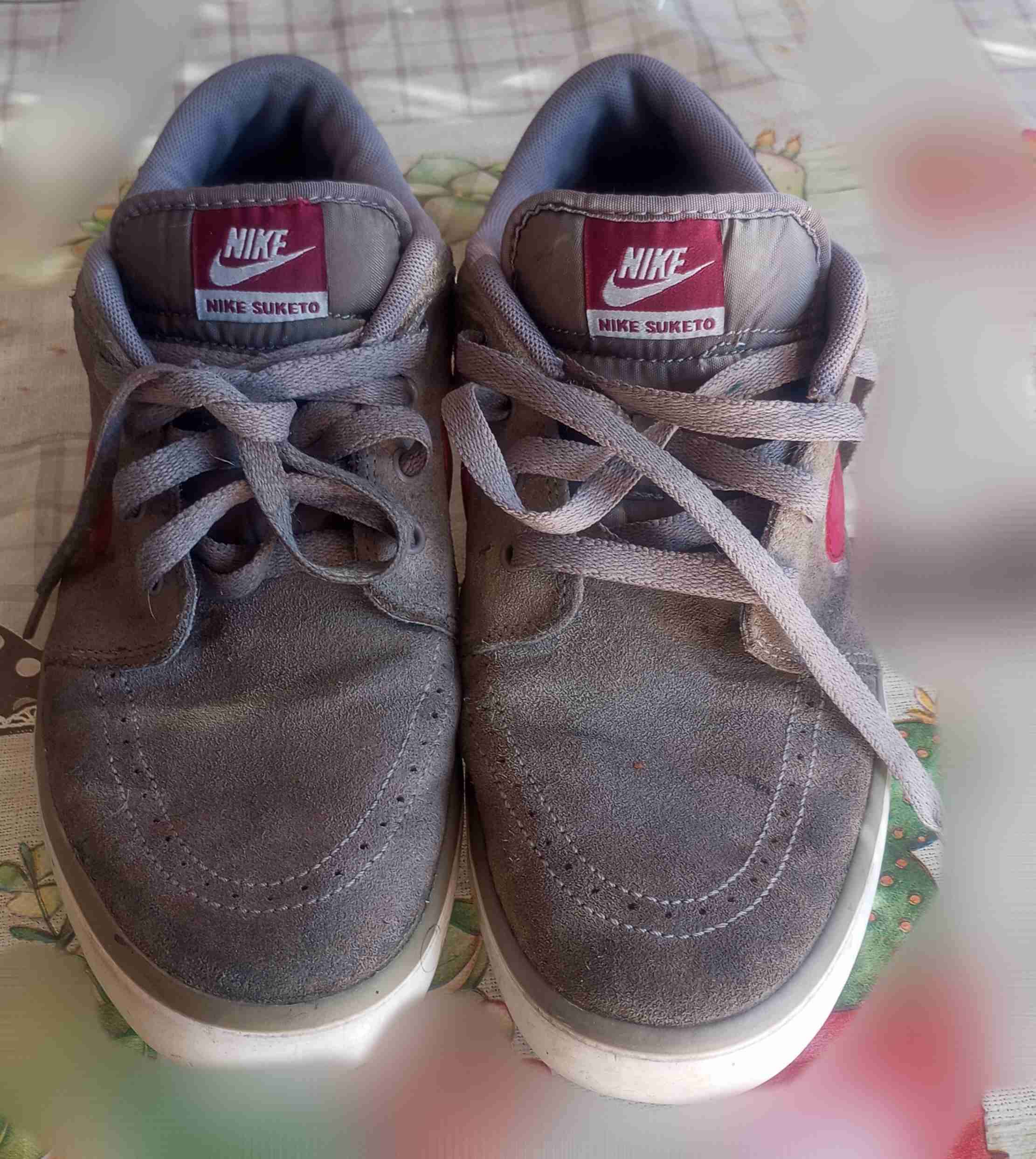 Zapatillas Nike grises con rojo