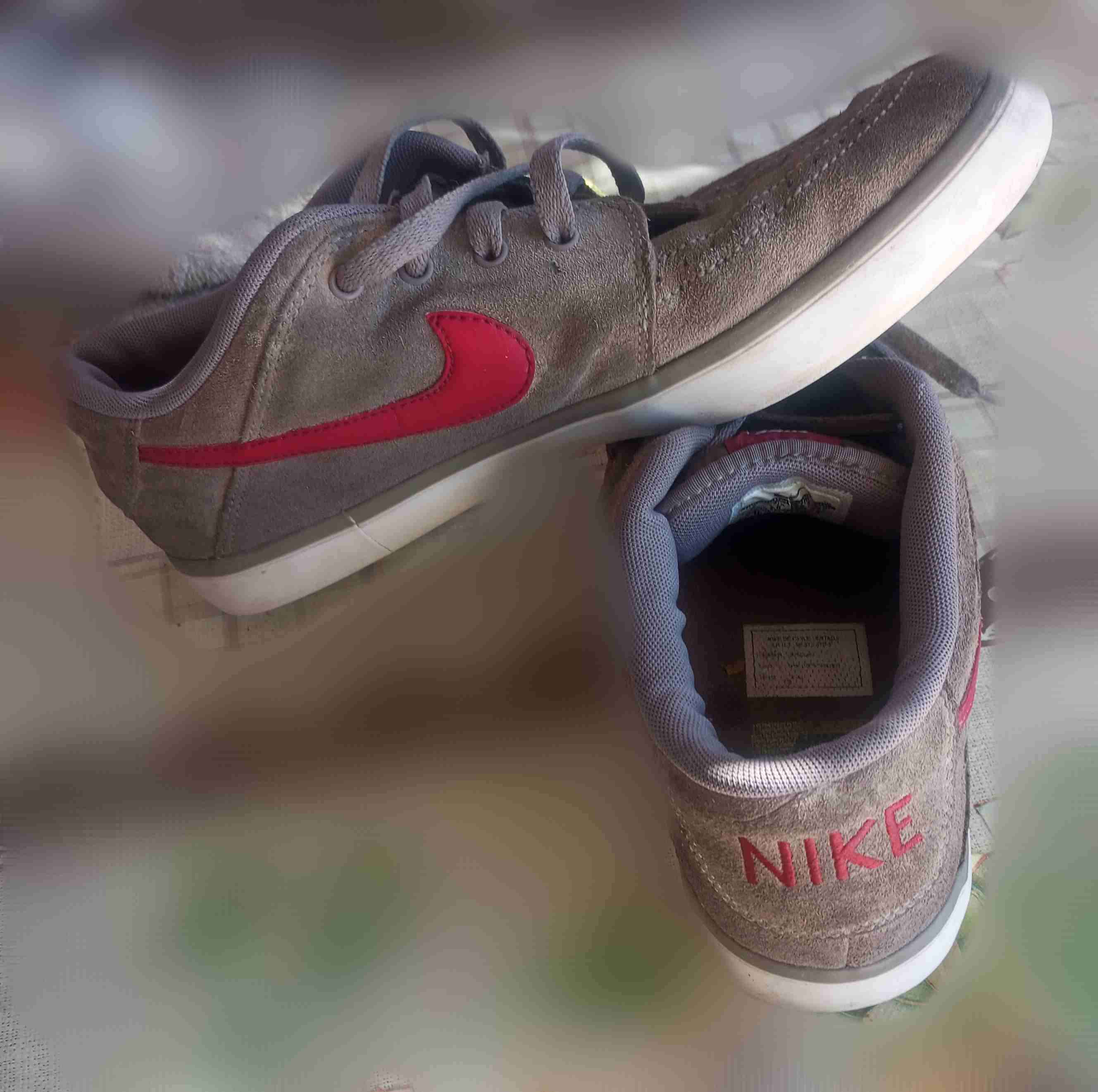 Zapatillas Nike grises con rojo - miniatura 2