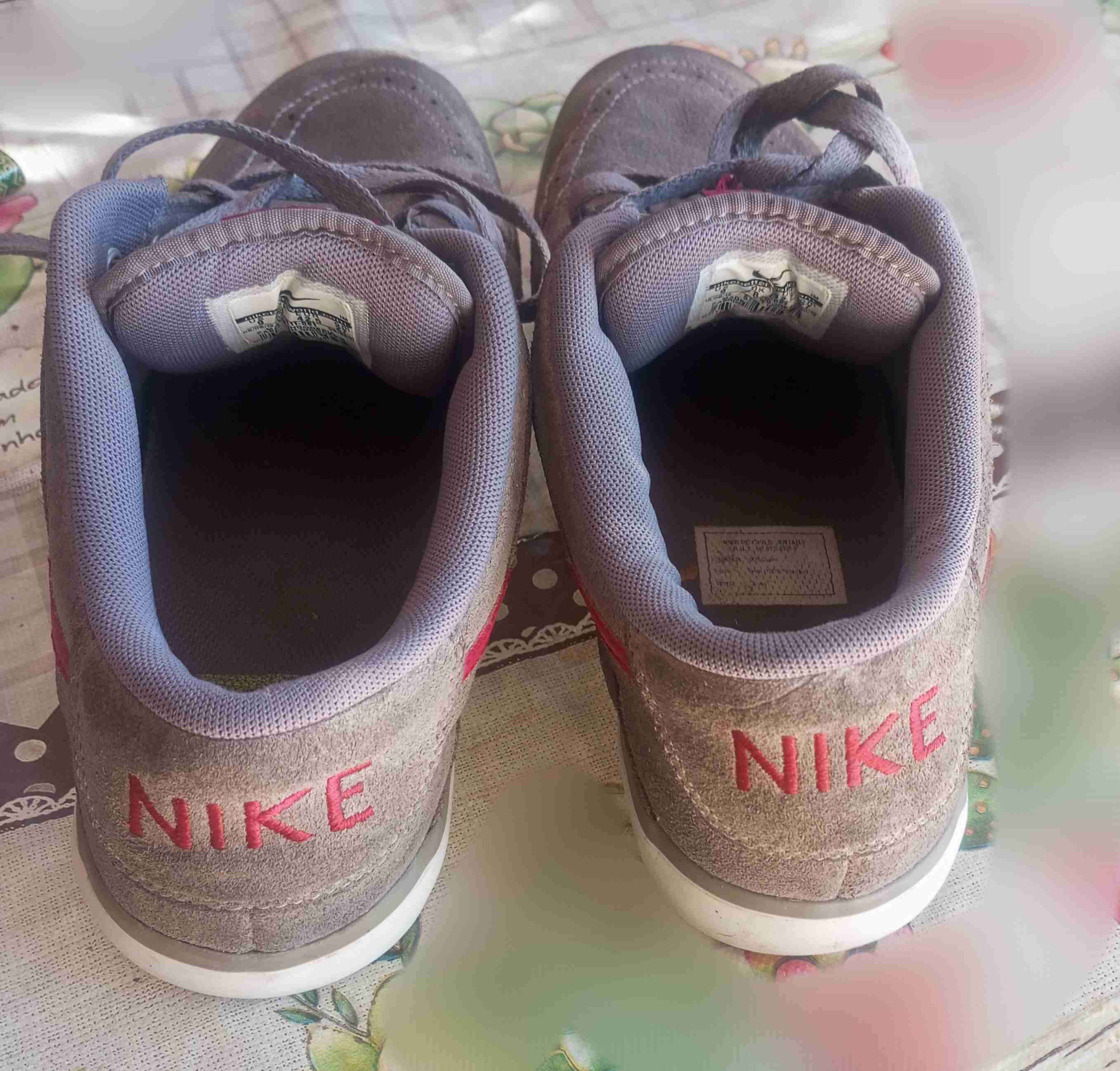 Zapatillas Nike grises con rojo - miniatura 3