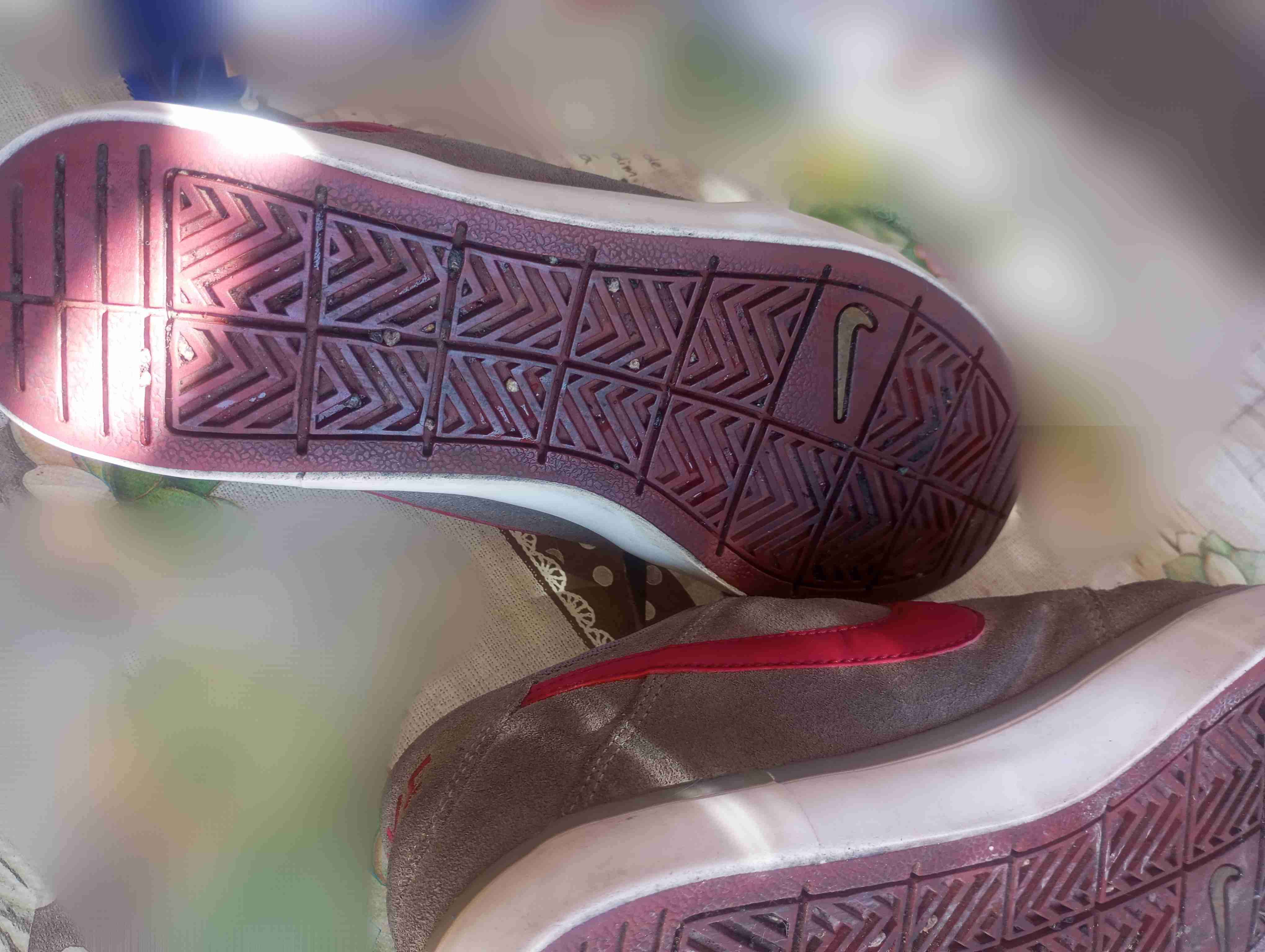 Zapatillas Nike grises con rojo - miniatura 4