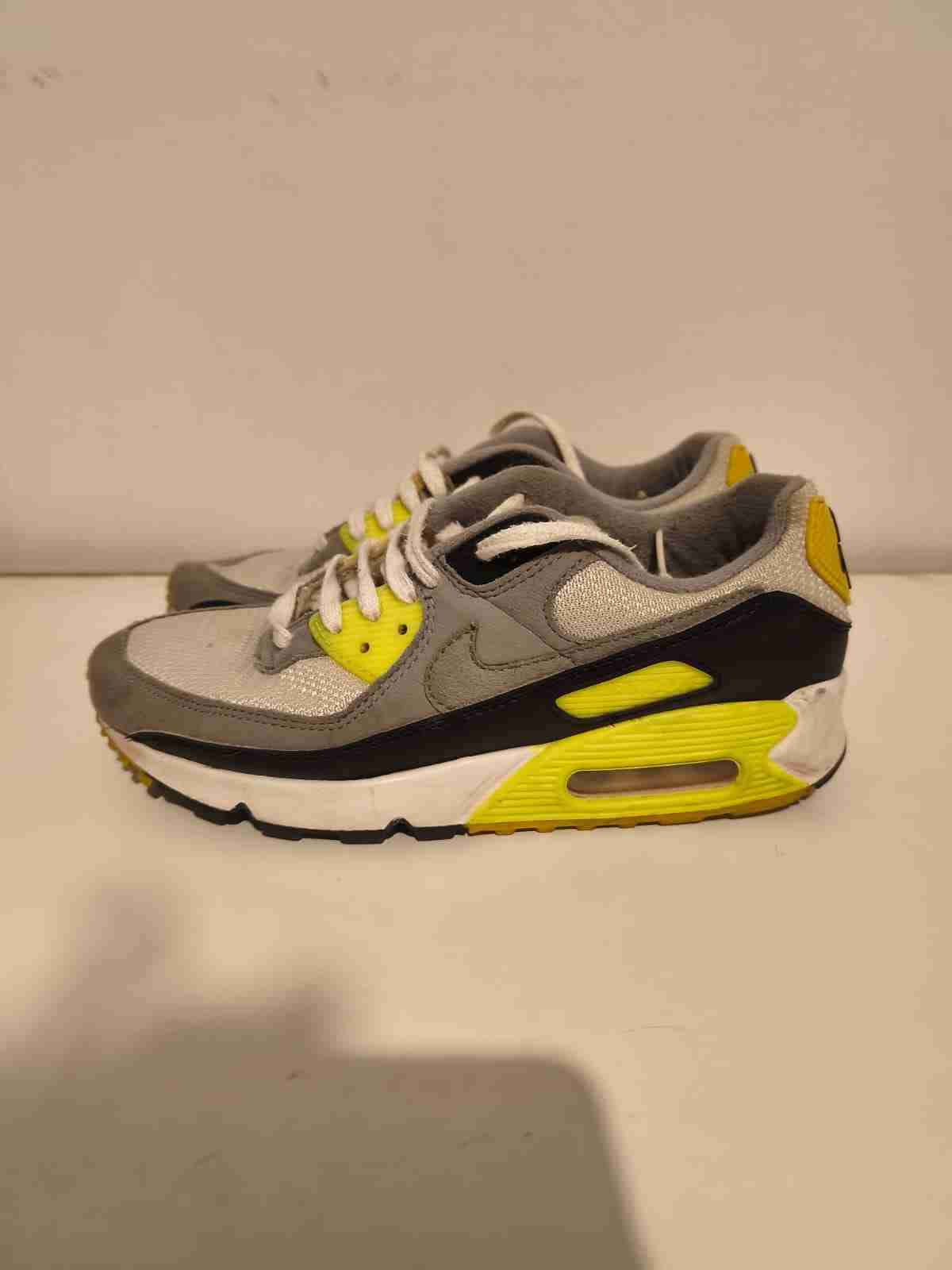 Zapatillas deportivas grises y amarillas