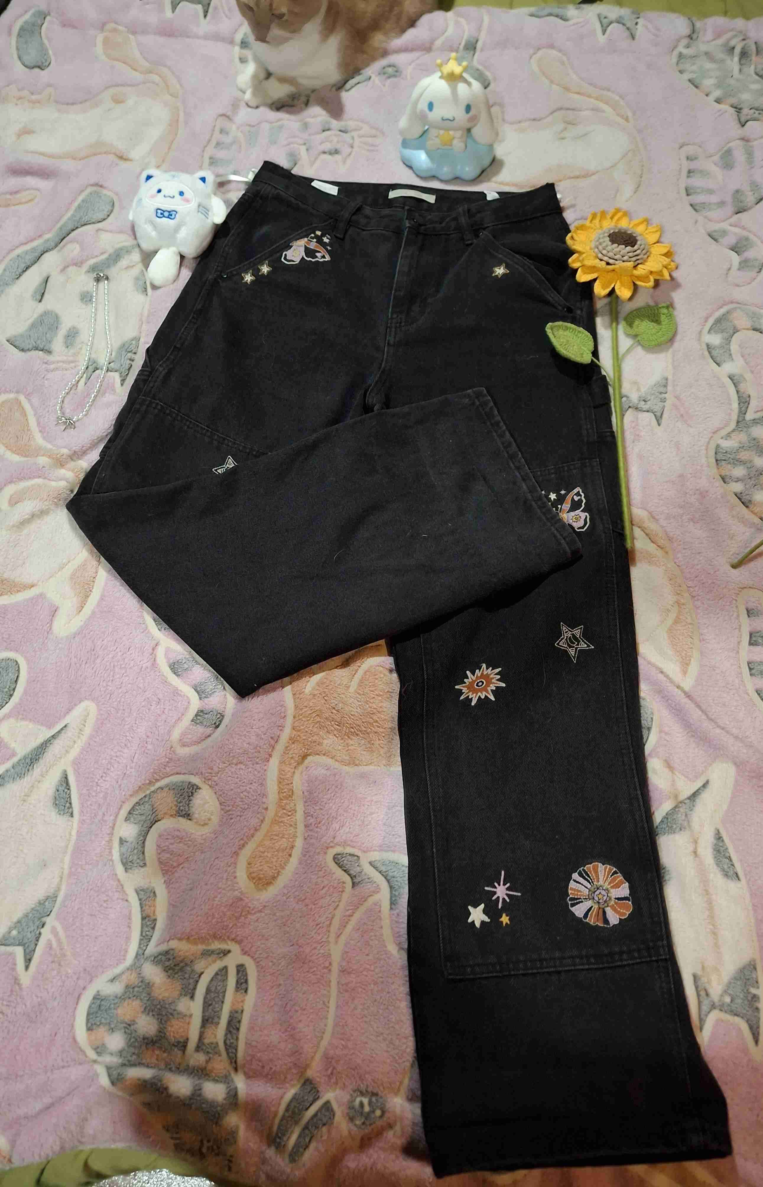 Jeans negros bordados con diseño