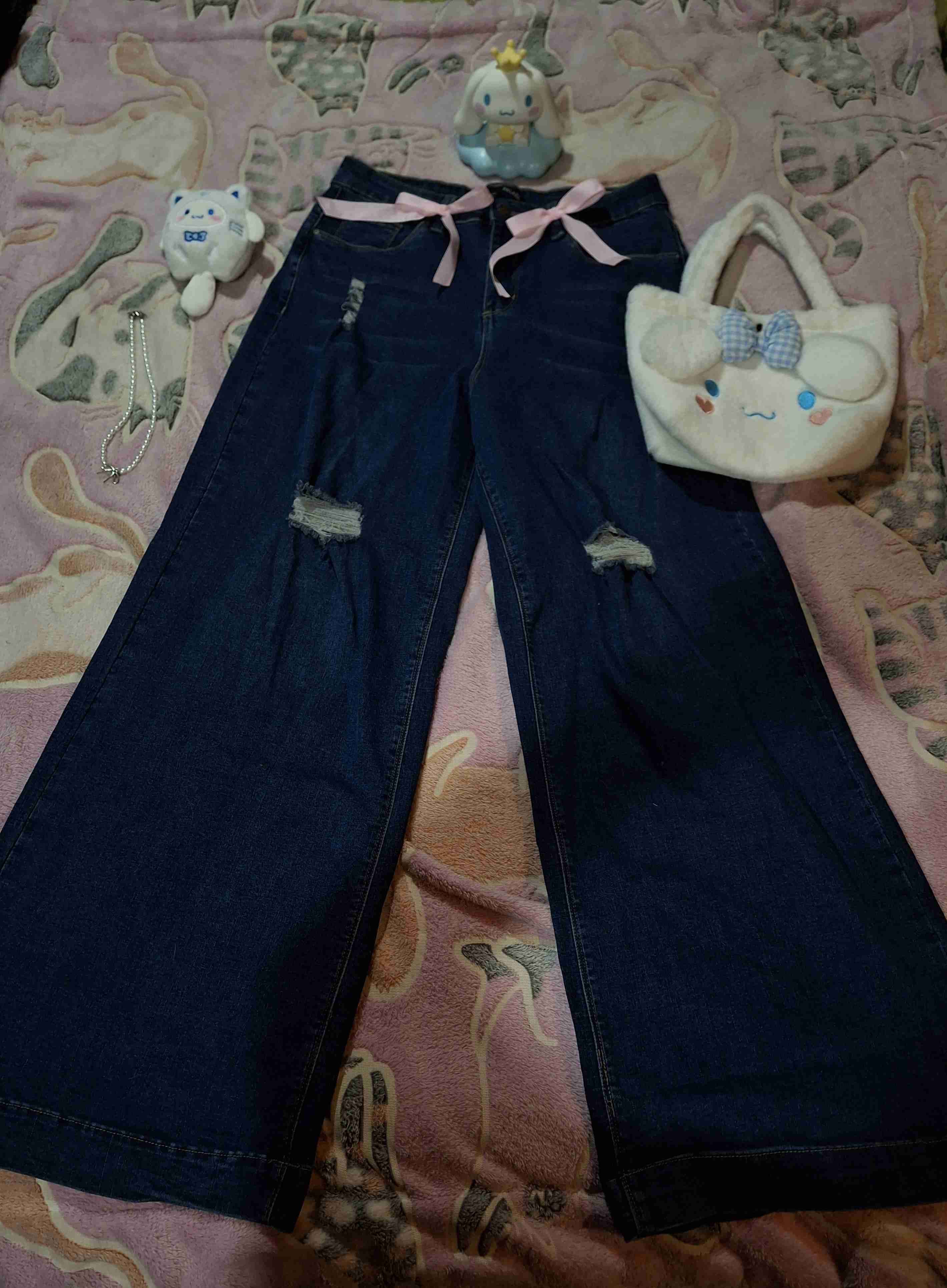 Jeans oscuros con lazo rosado - miniatura 2