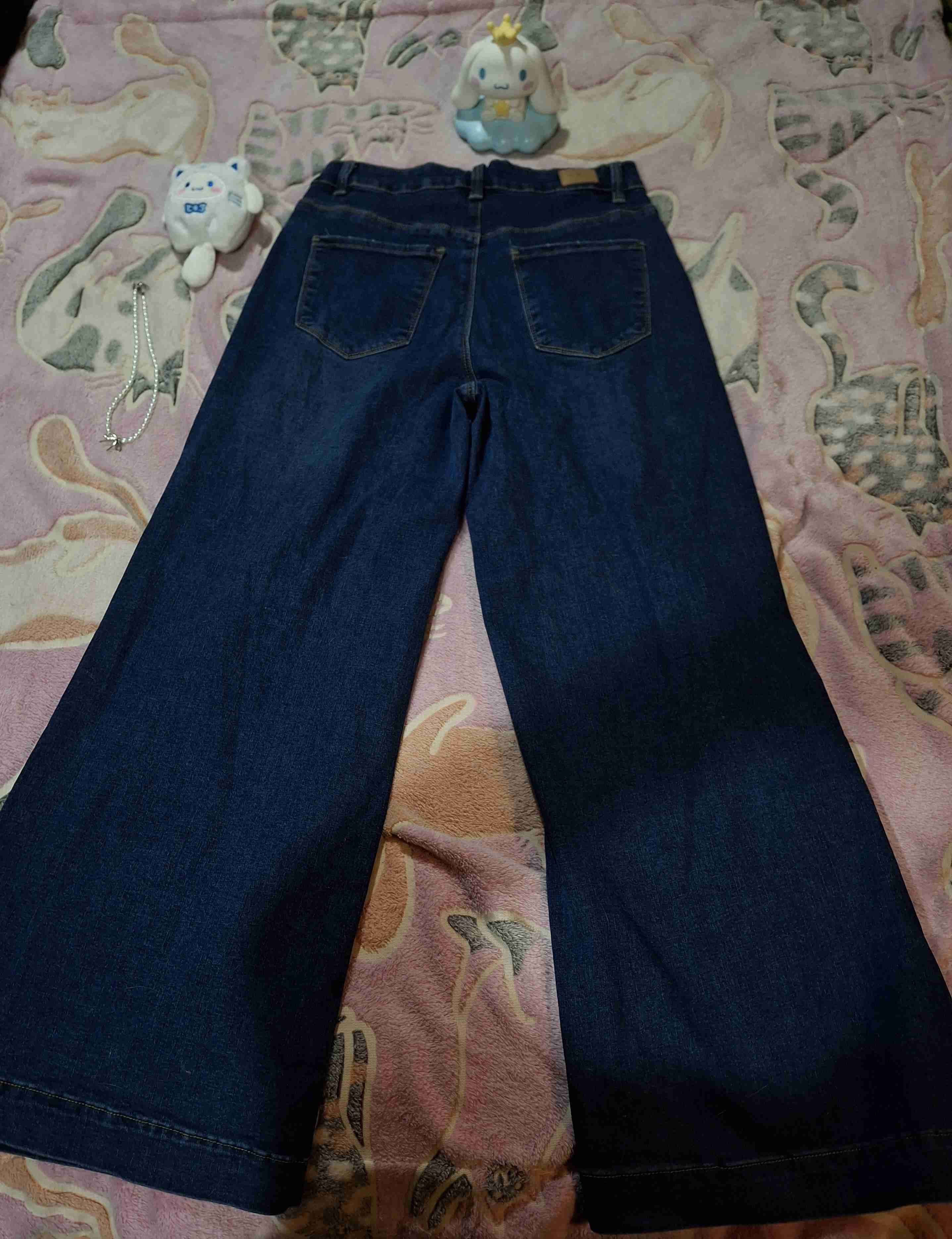 Jeans oscuros con lazo rosado - miniatura 3