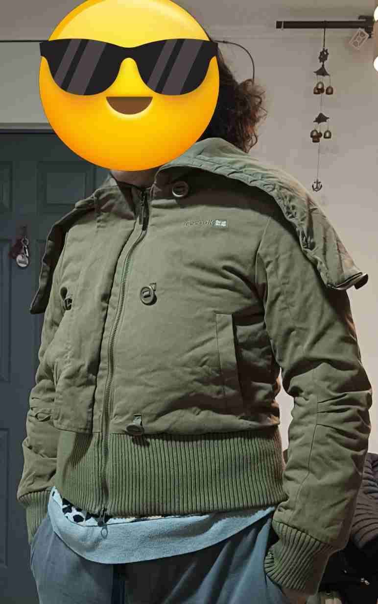 Chaqueta café con capucha