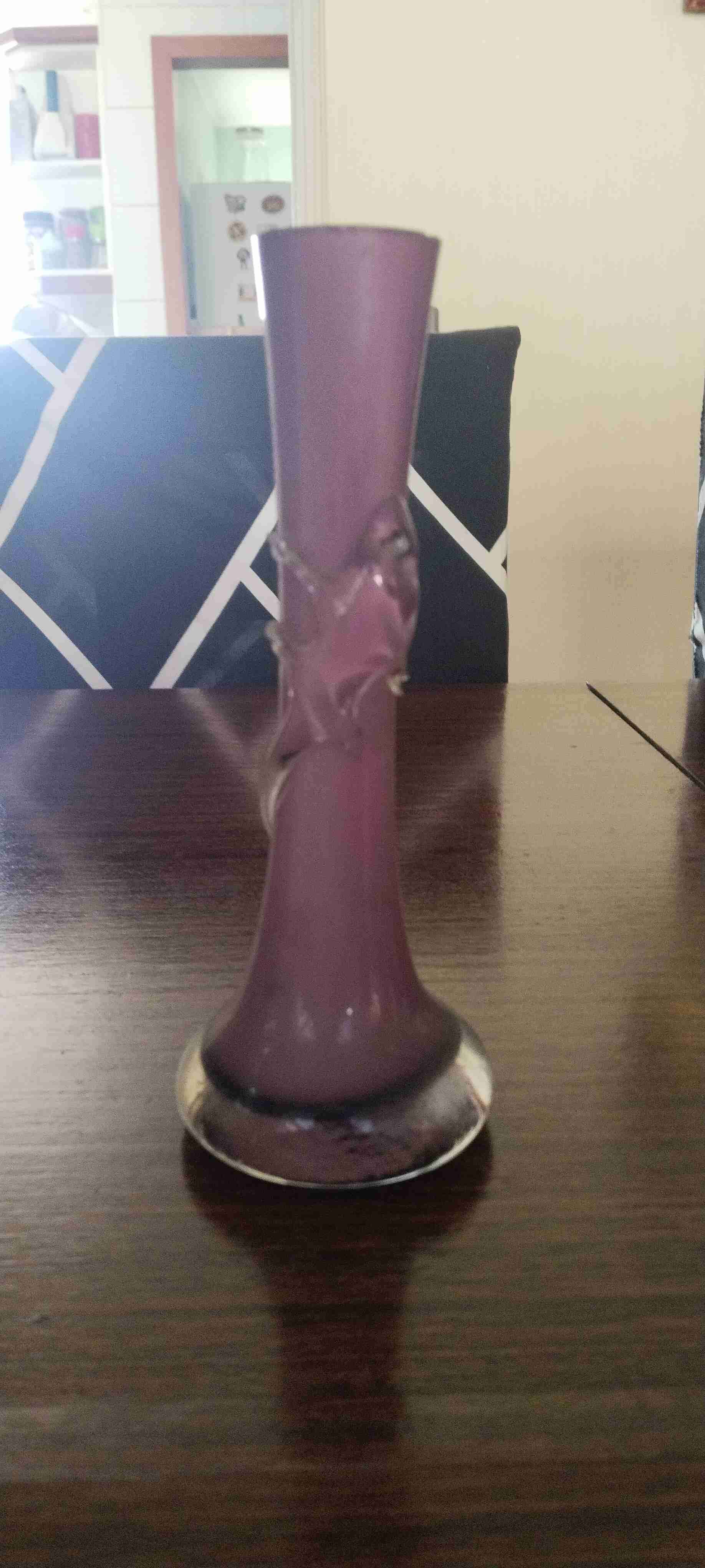 Florero de vidrio morado