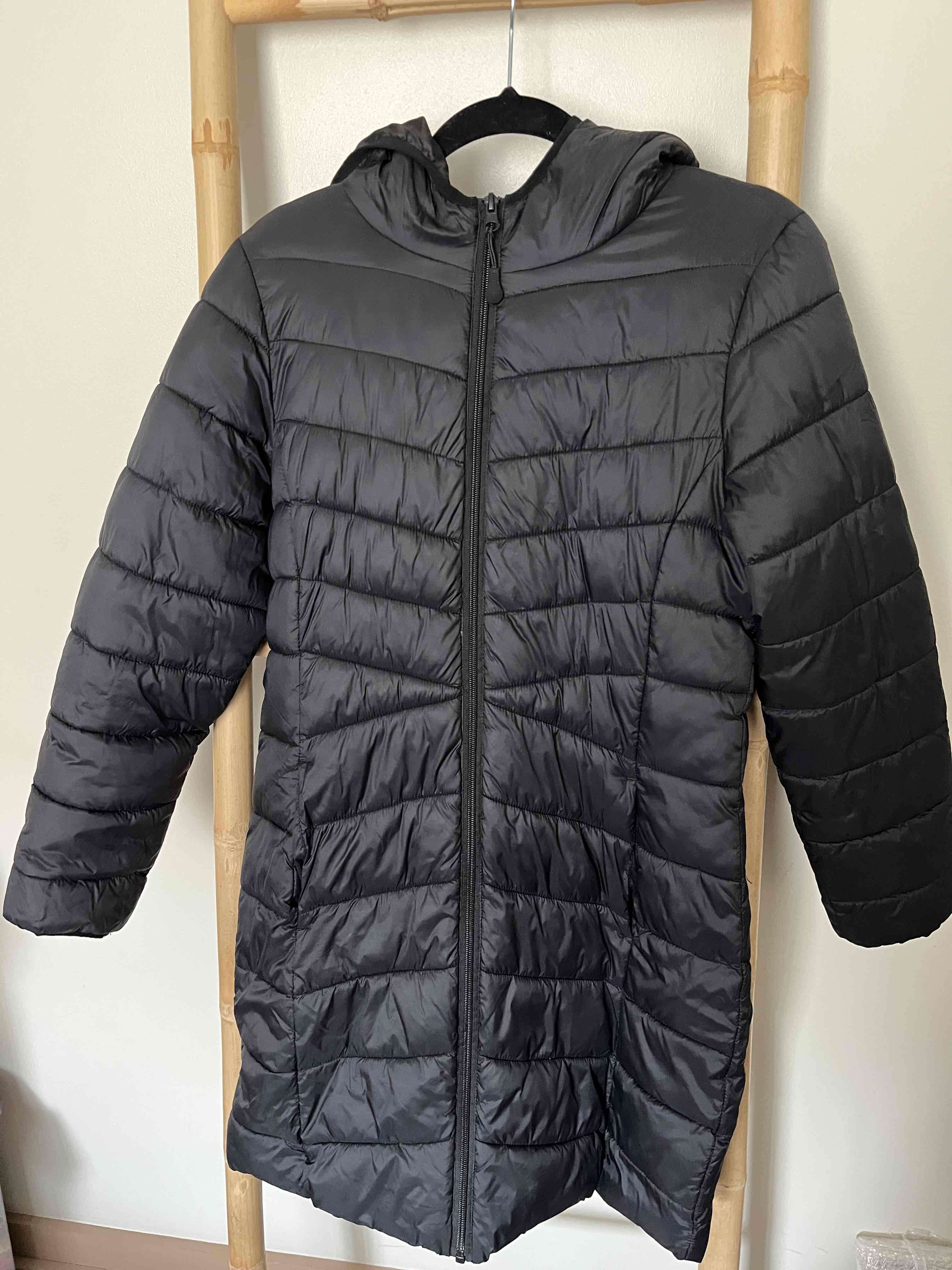 Parka negra acolchada con capucha