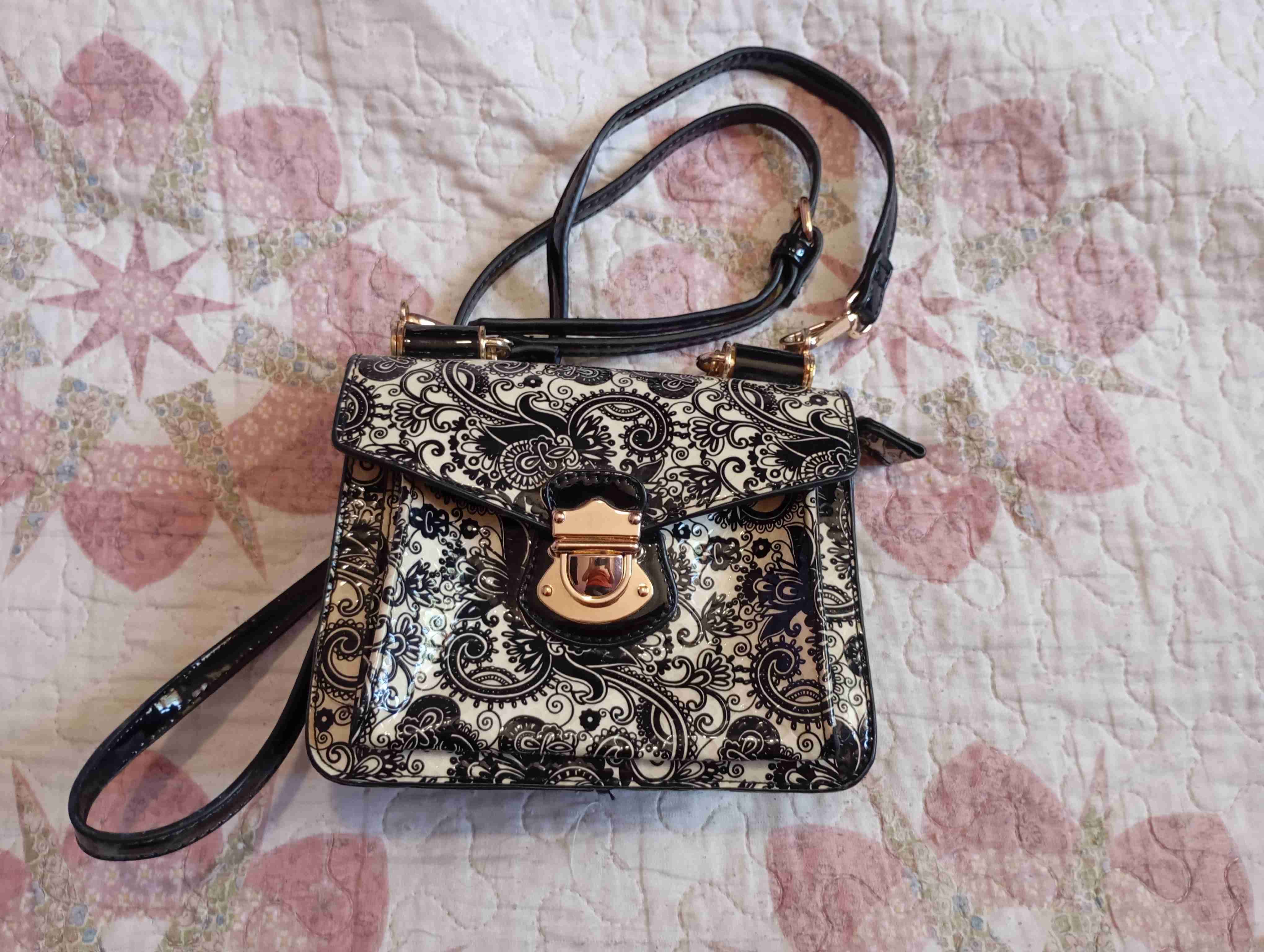 Cartera estampada con cierre dorado