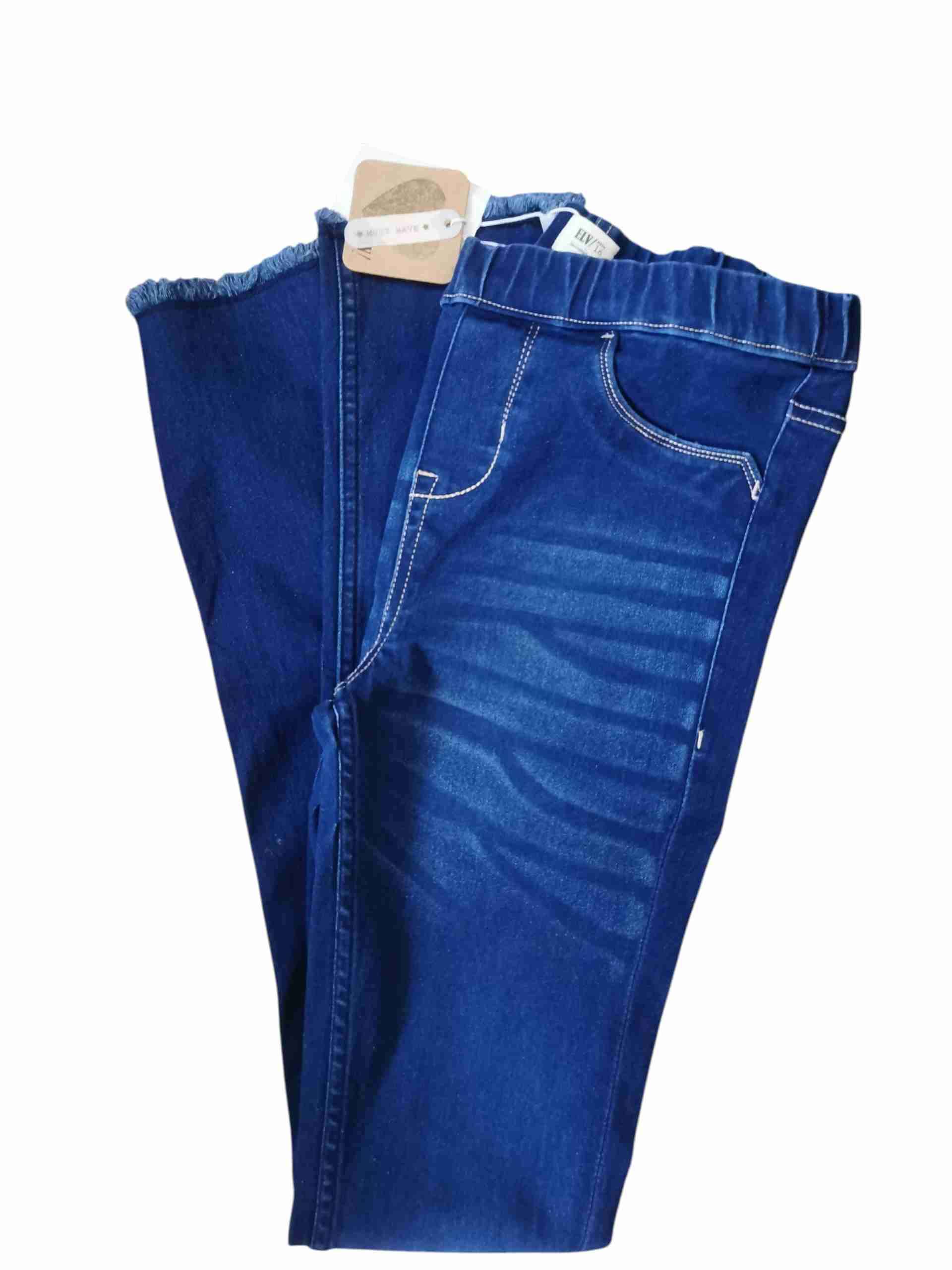 Jeans azul oscuro con etiqueta