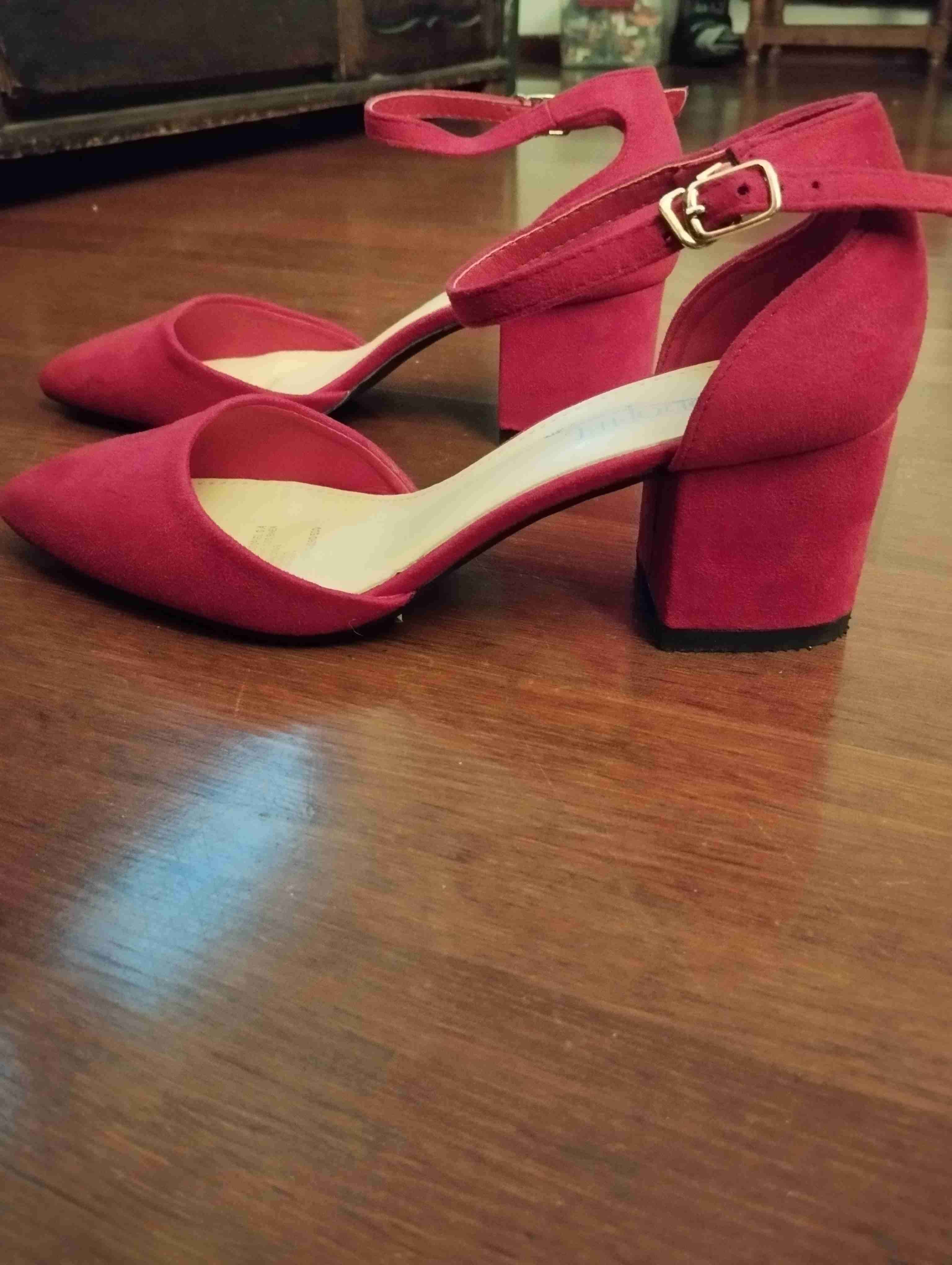 Zapatos de tacón rojo elegantes