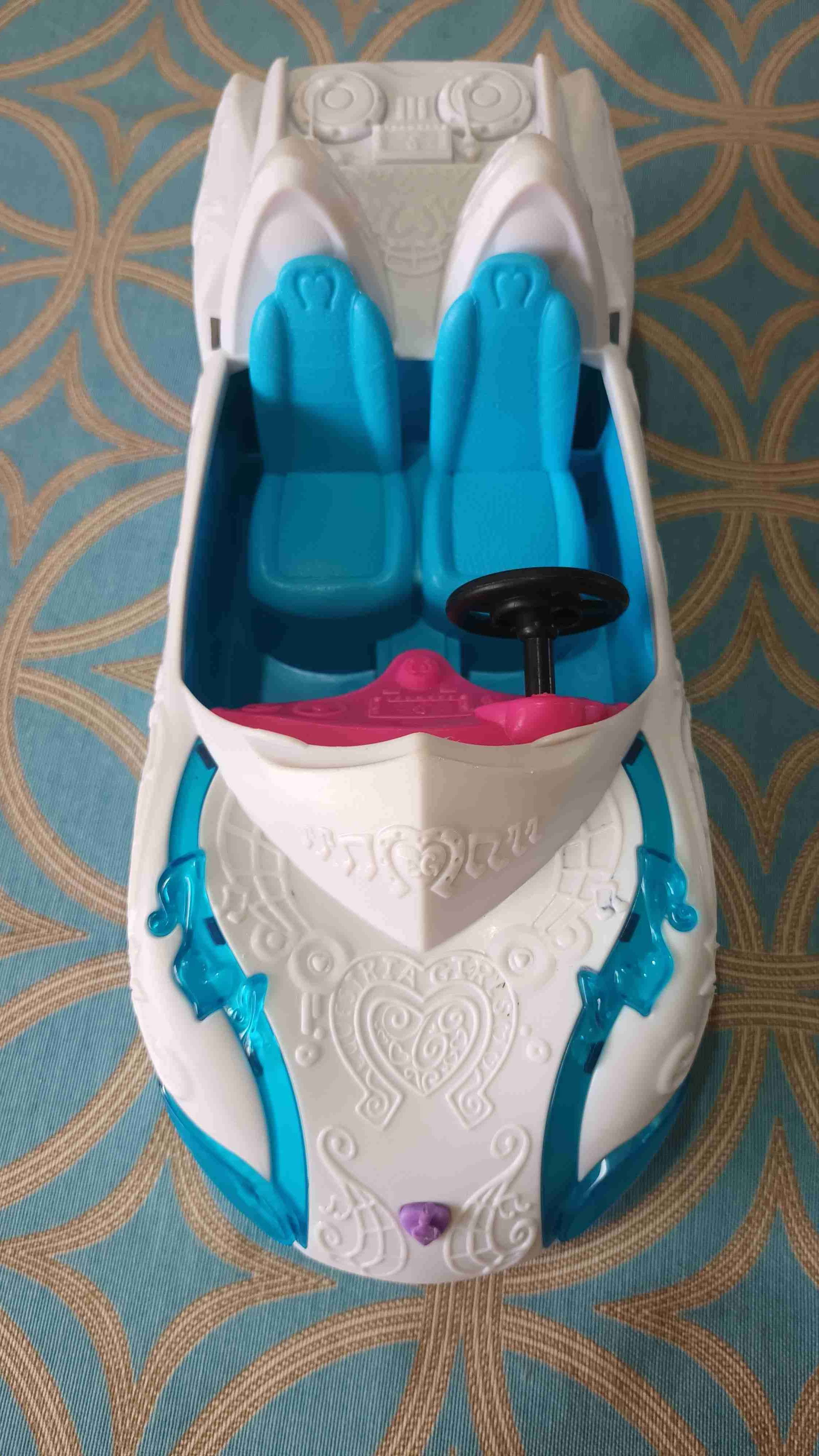 Auto de juguete blanco y azul