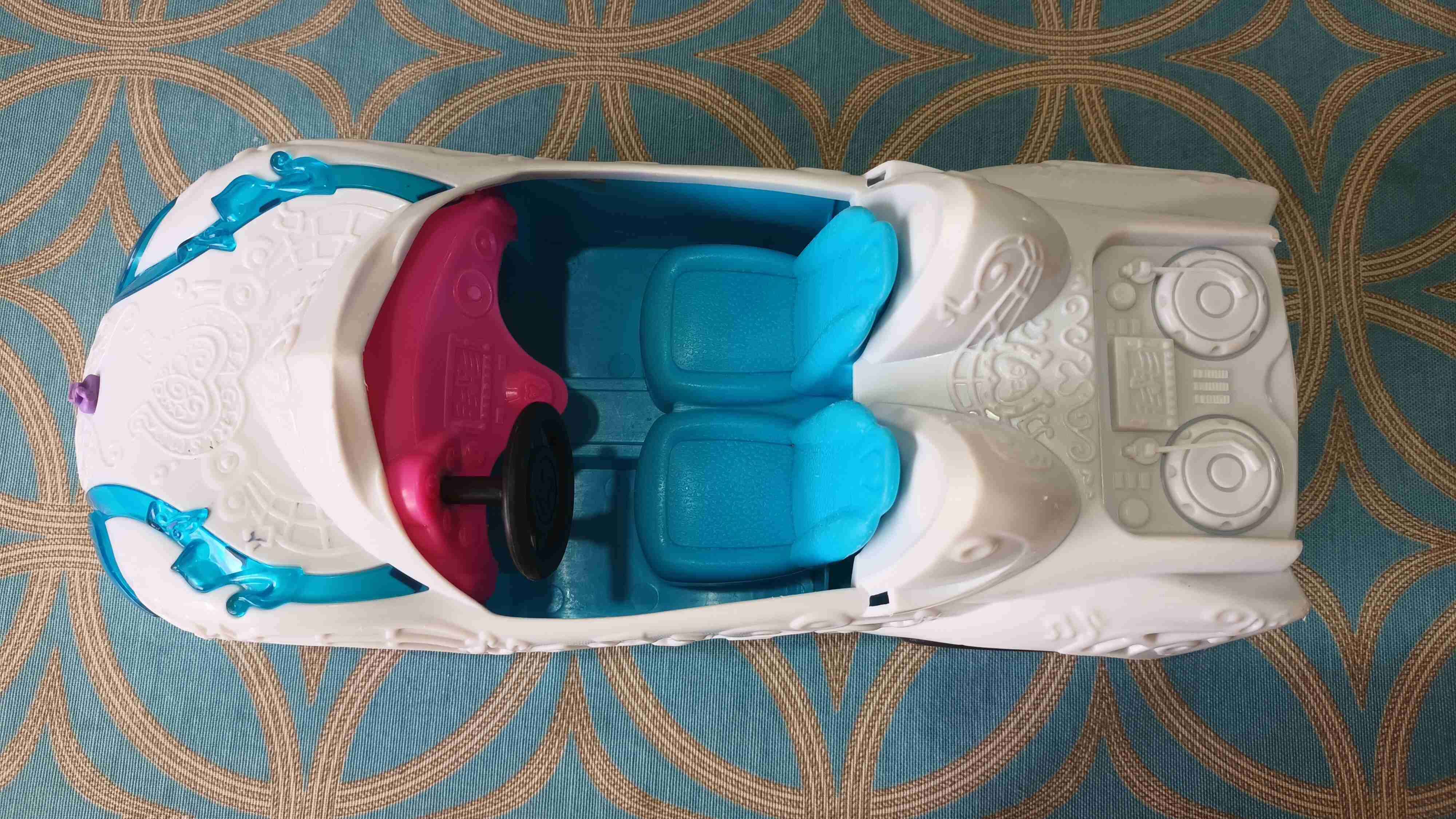 Auto de juguete blanco y azul - miniatura 2