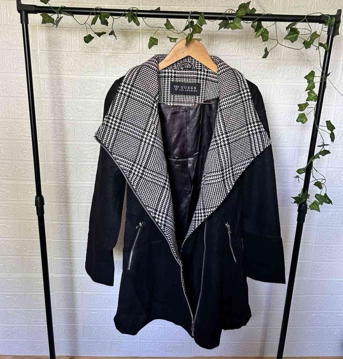 Abrigo negro Guess con forro a cuadros