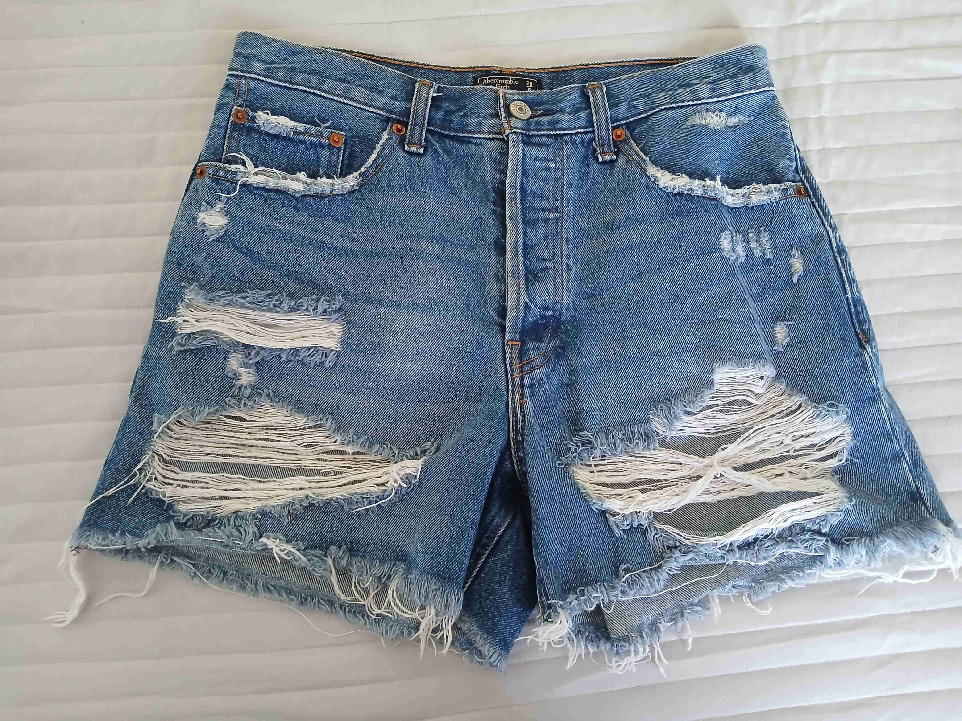 Shorts de mezclilla desgastados