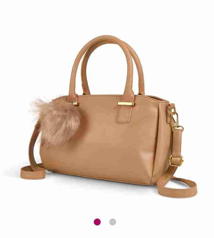 Cartera beige con pompón