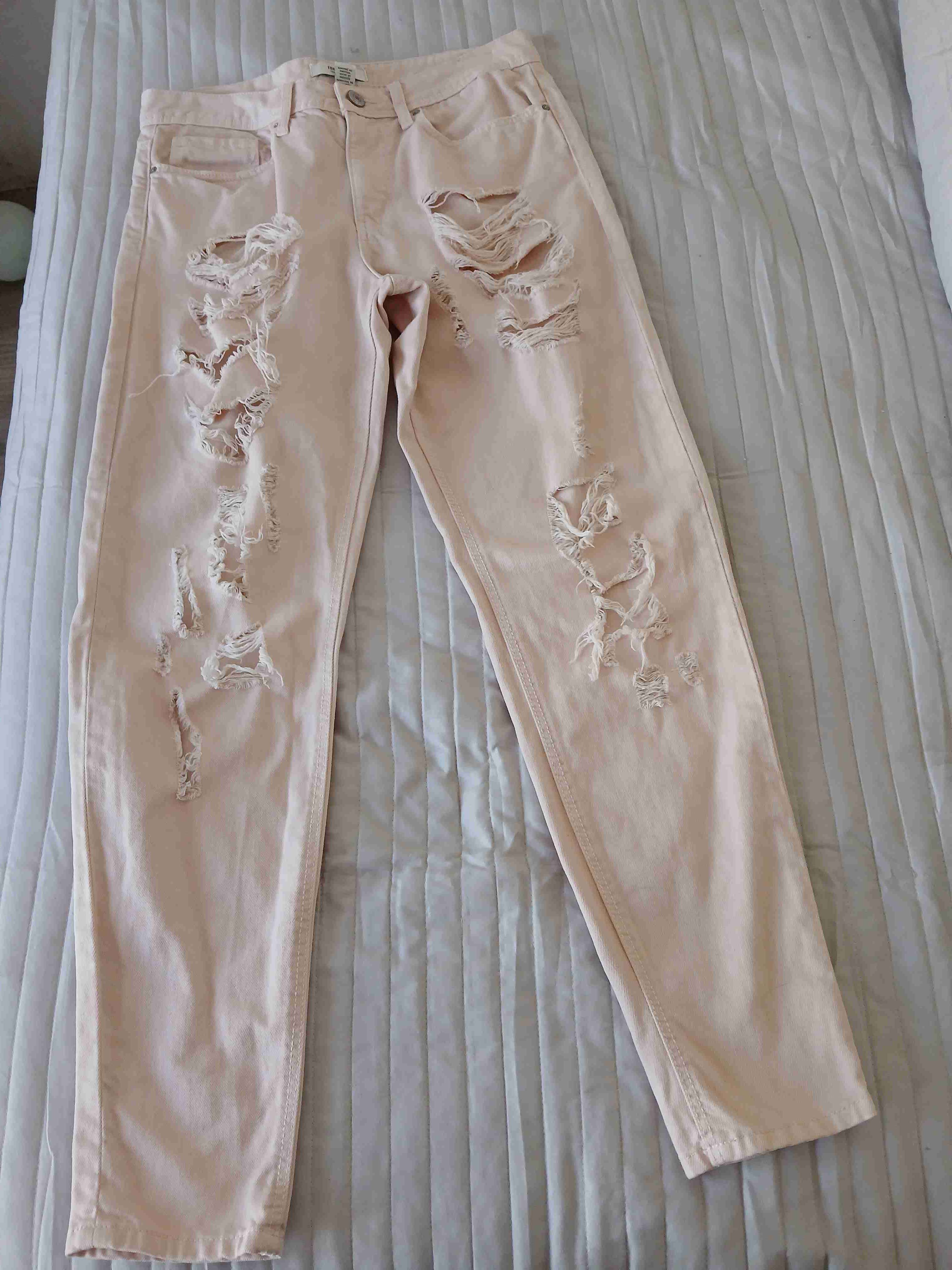 Jeans rosados desgastados