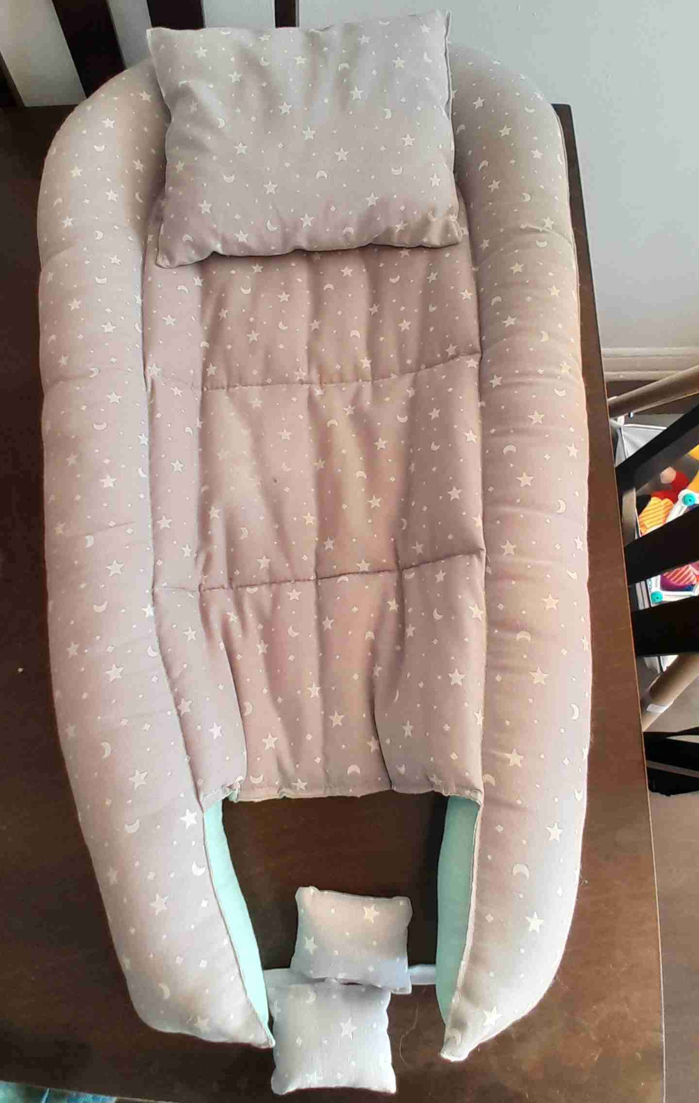 Nido de bebé con diseño estrellado