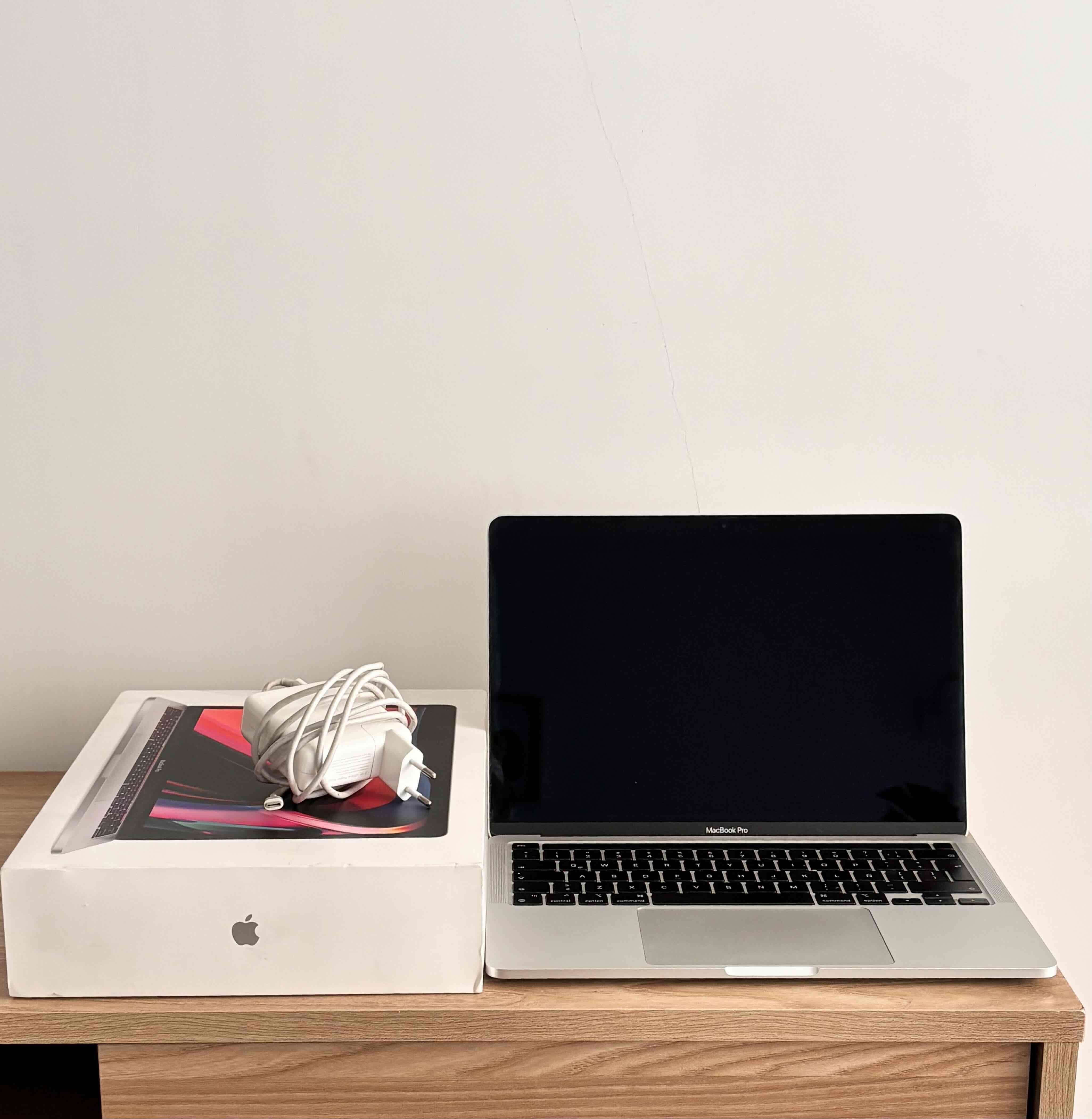 MacBook Pro con caja y cargador