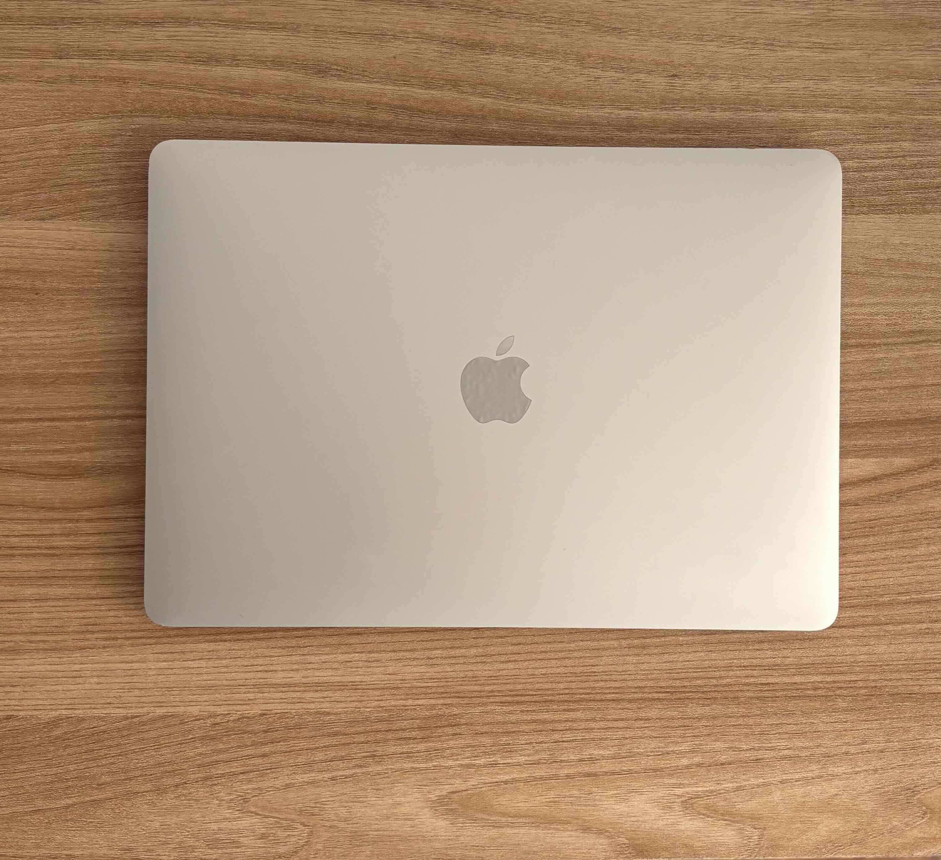 MacBook Pro con caja y cargador - miniatura 4
