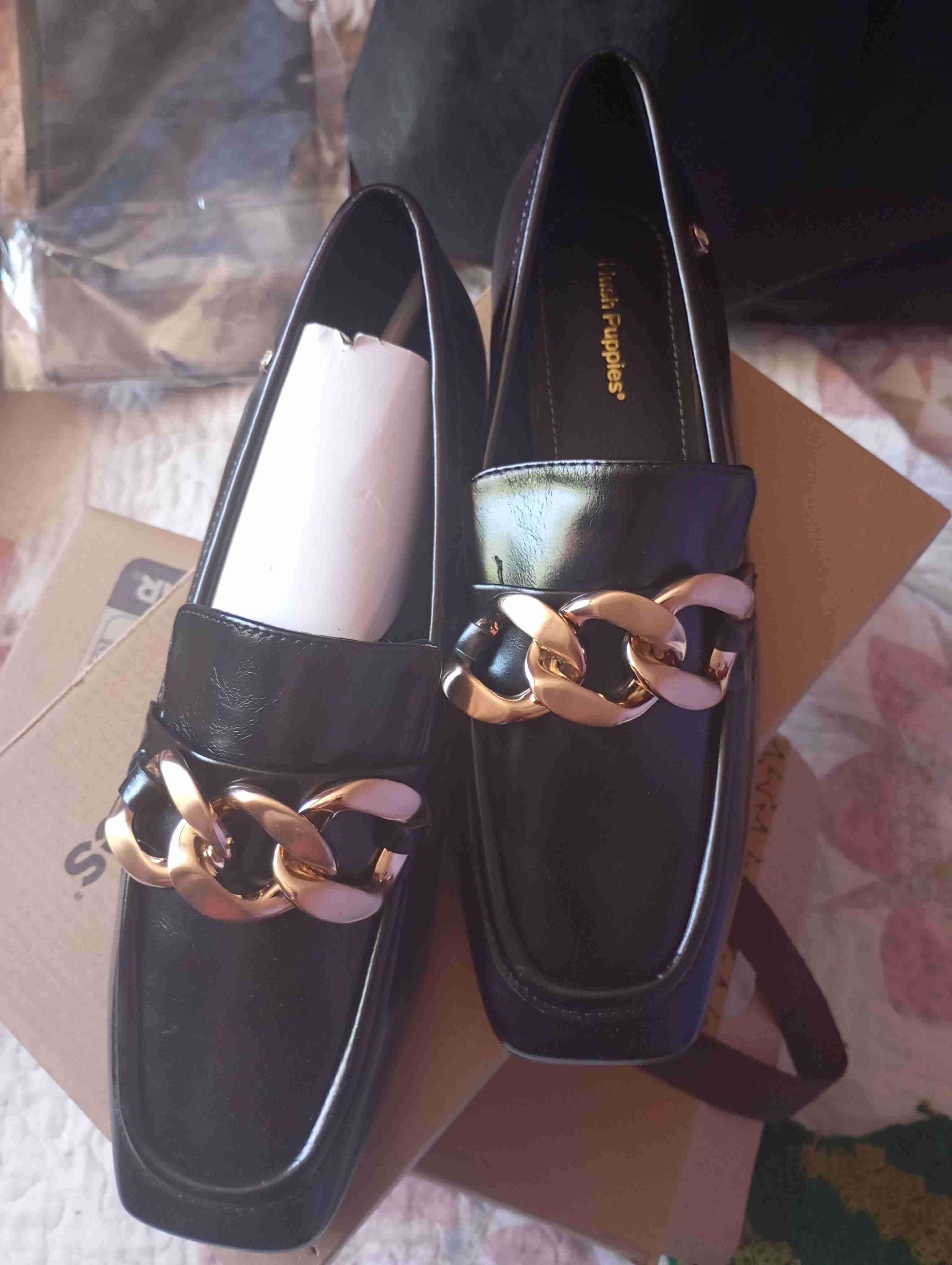 Mocasines negros con cadena dorada