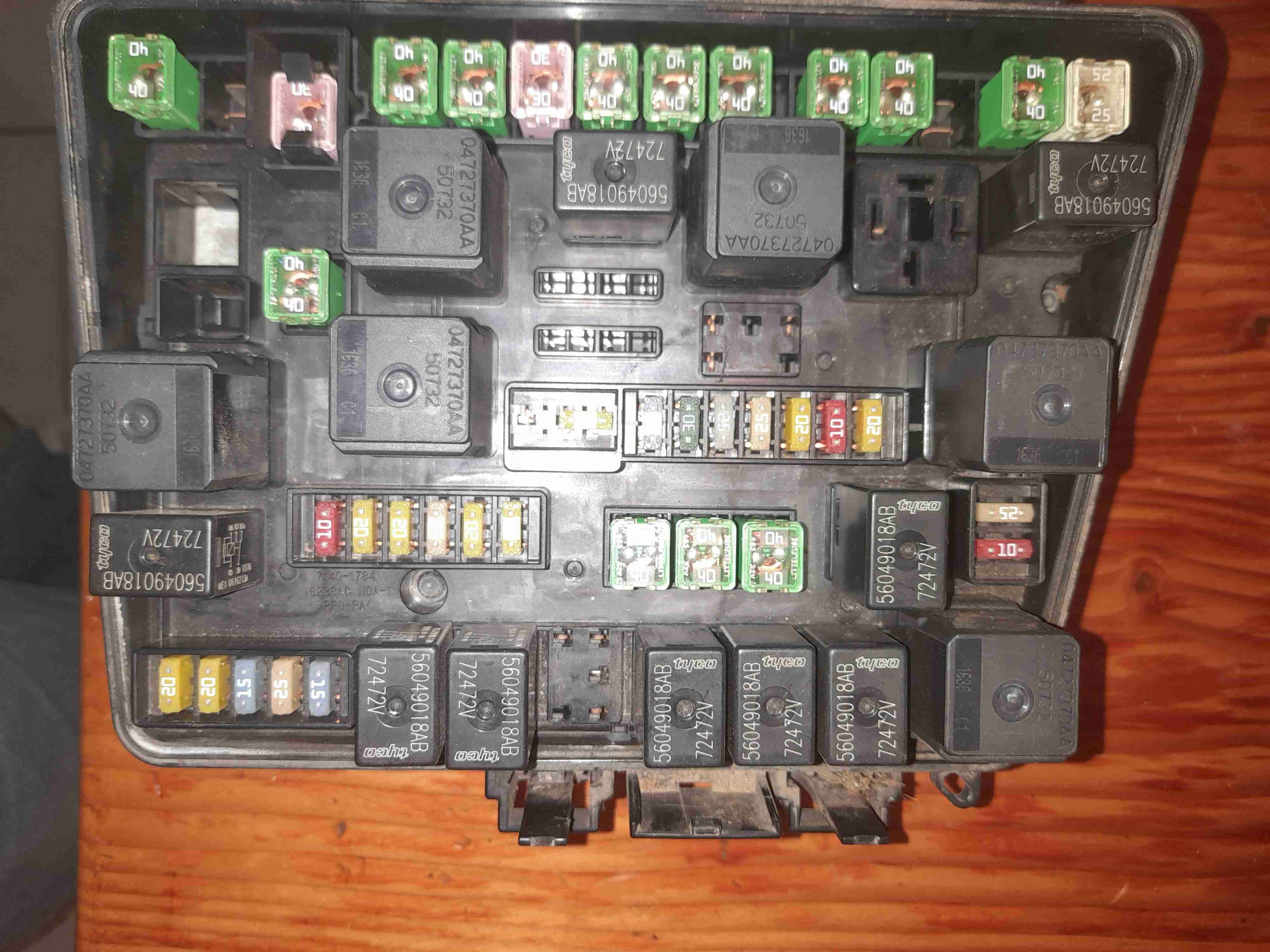 Caja de fusibles chrysler pacifica - miniatura 2