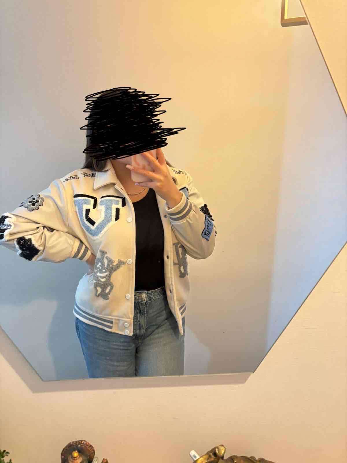 Chaqueta Universitaria Varsity Estilo LV Bordada P - miniatura 2