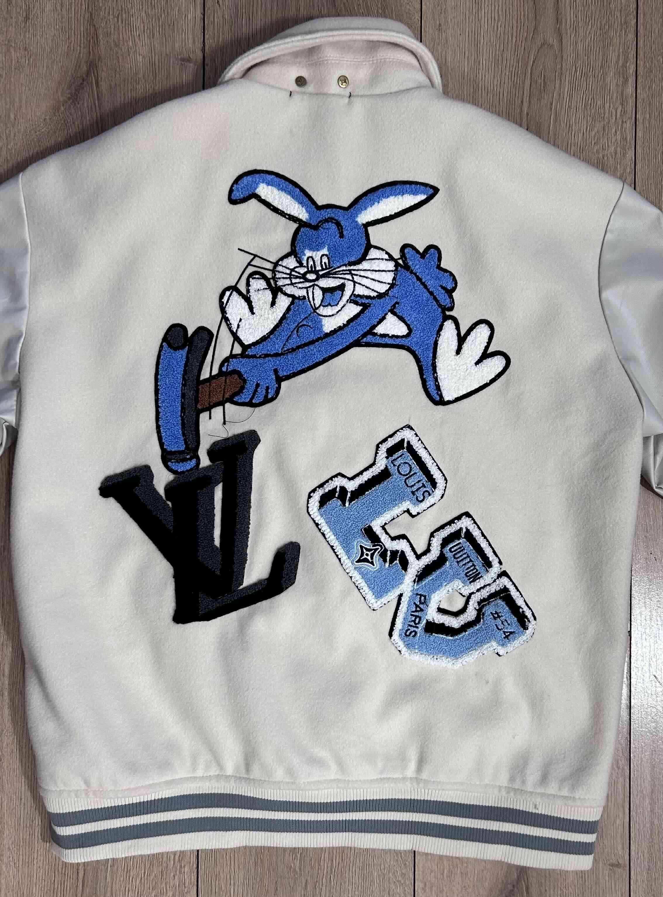 Chaqueta Universitaria Varsity Estilo LV Bordada P - miniatura 4