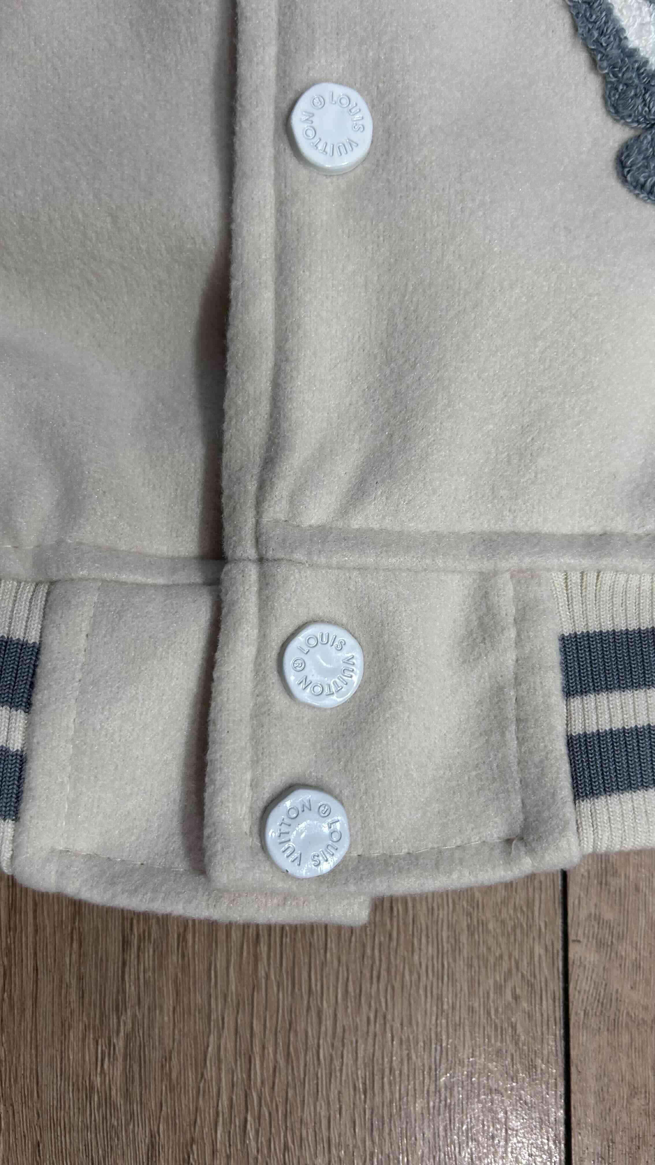 Chaqueta Universitaria Varsity Estilo LV Bordada P - miniatura 5