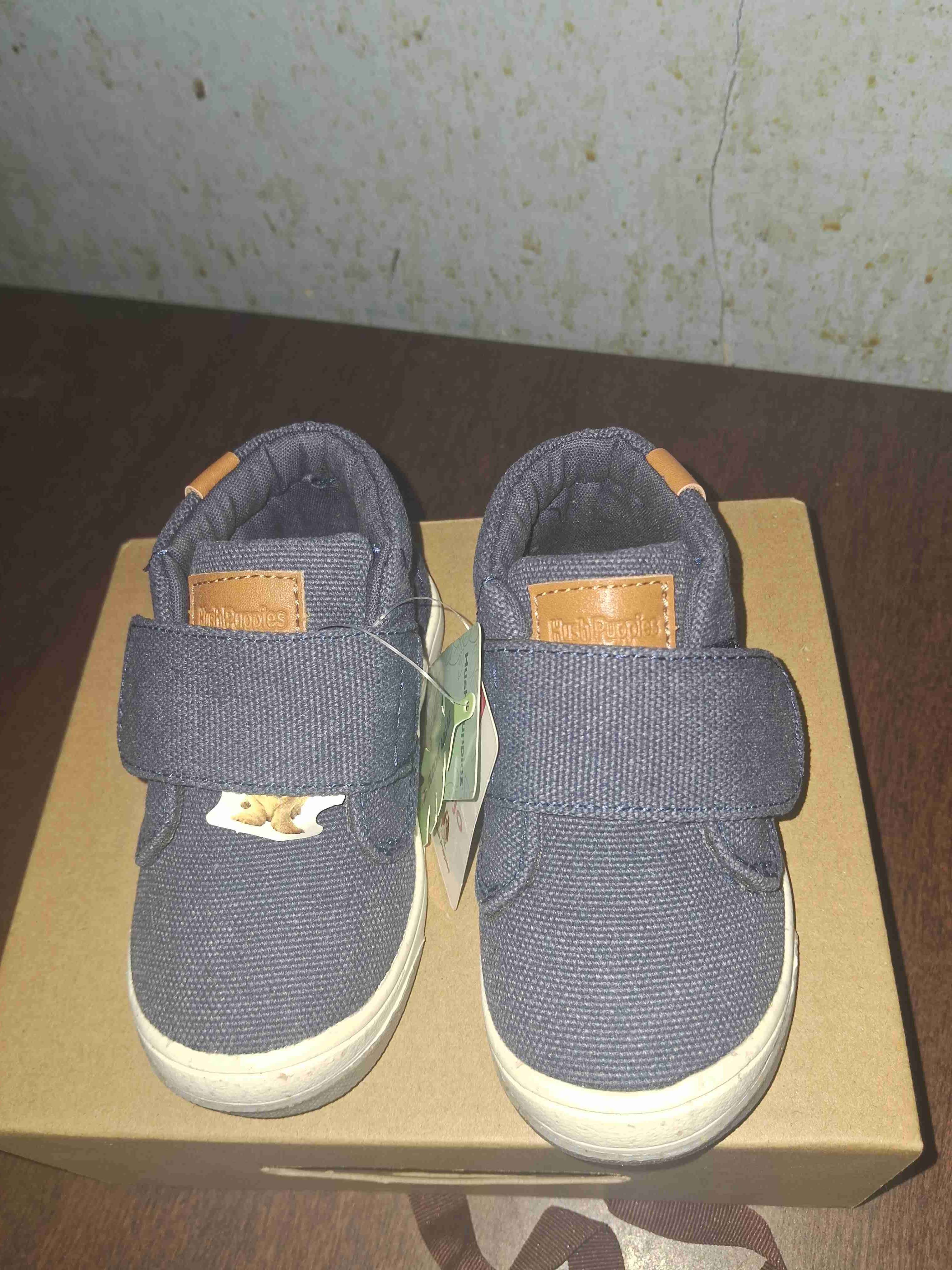 Zapatillas de bebé azul tipo mezclilla.