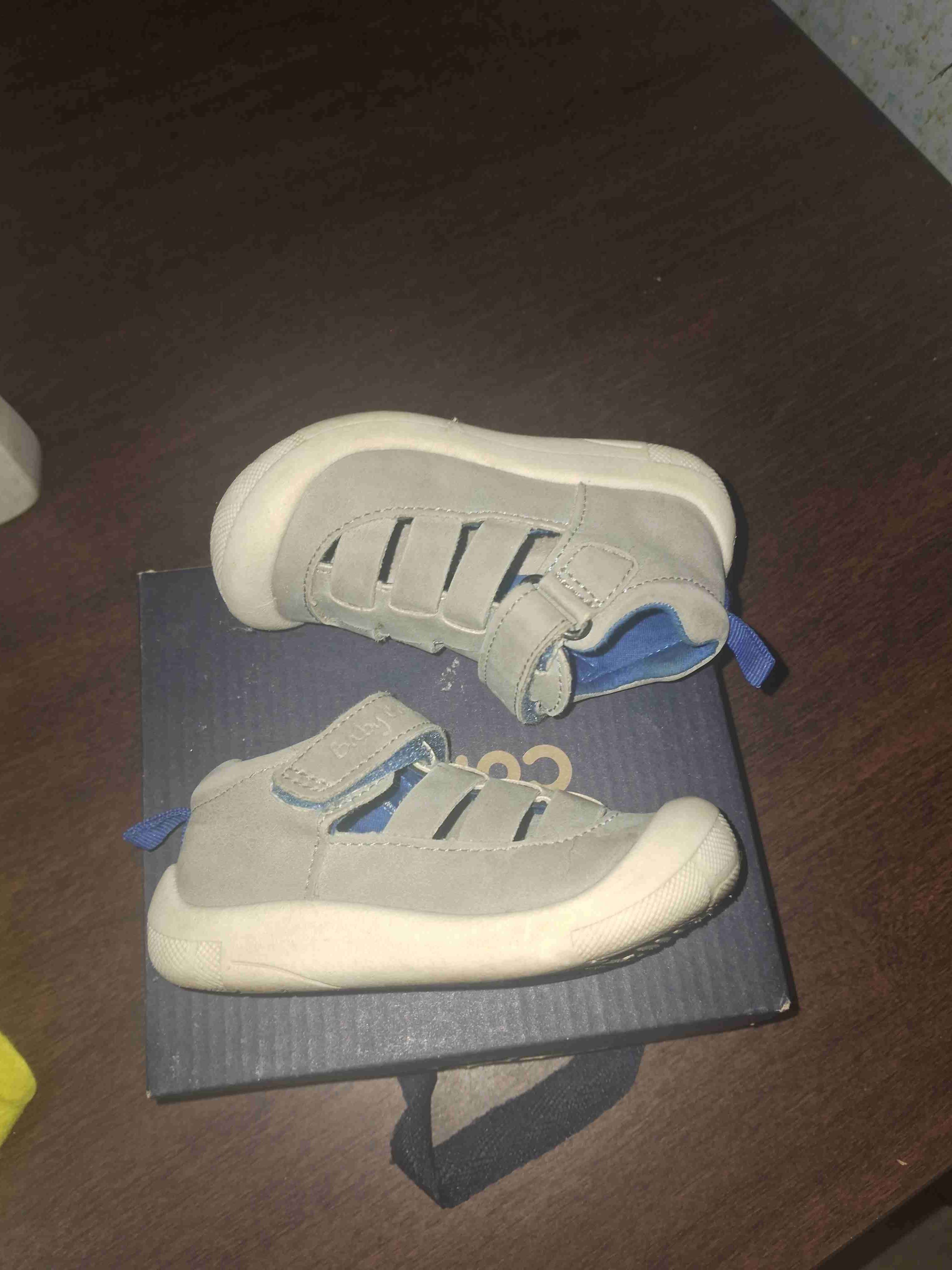 Zapatos grises para niño