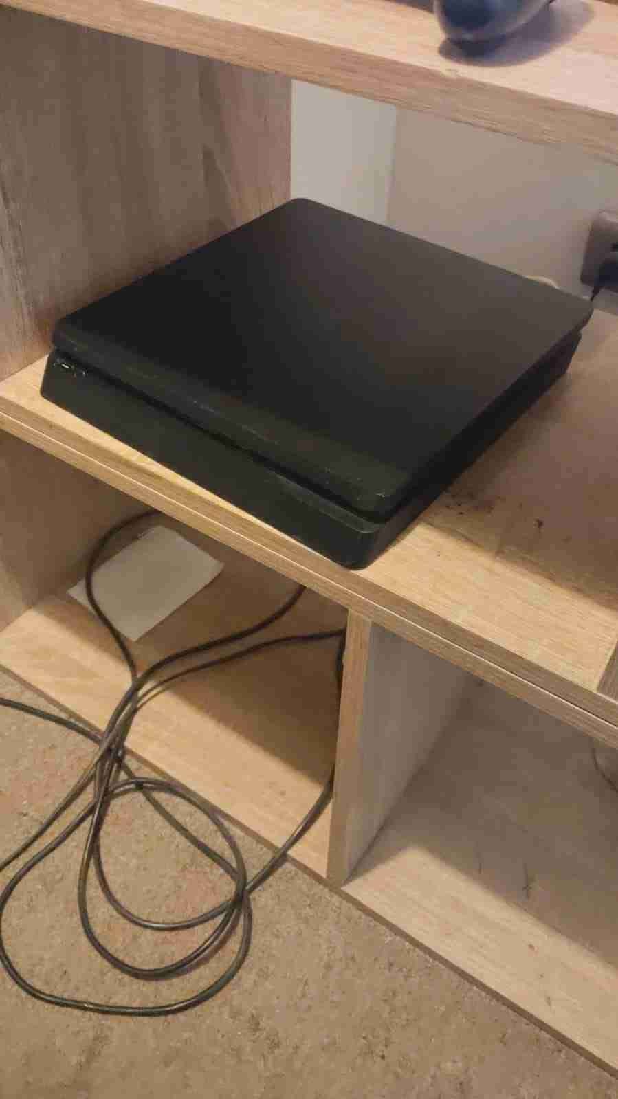 PS4 Slim 1TB + 1 mando + 3 clásicos originales