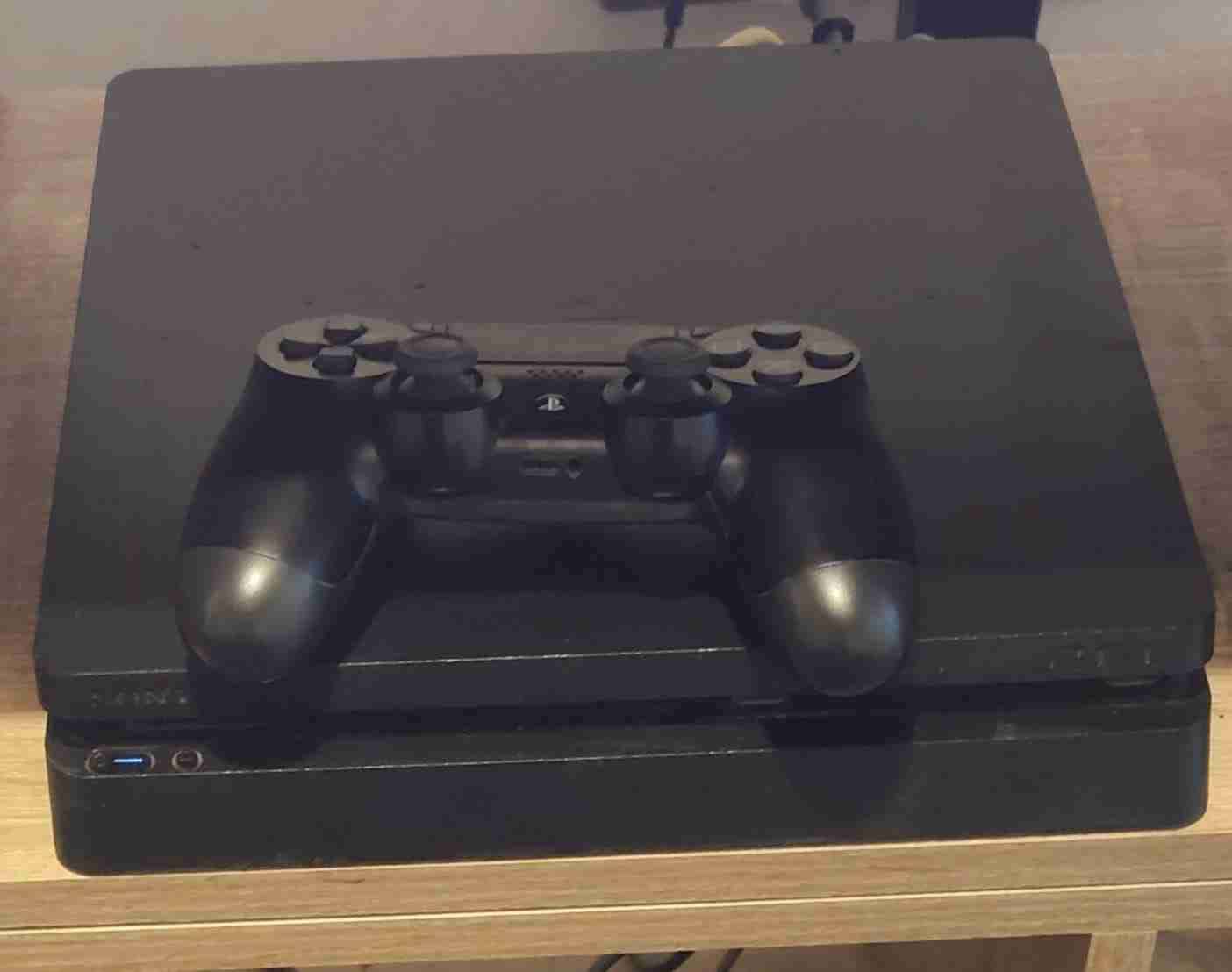 PS4 Slim 1TB + 1 mando + 3 clásicos originales - miniatura 3