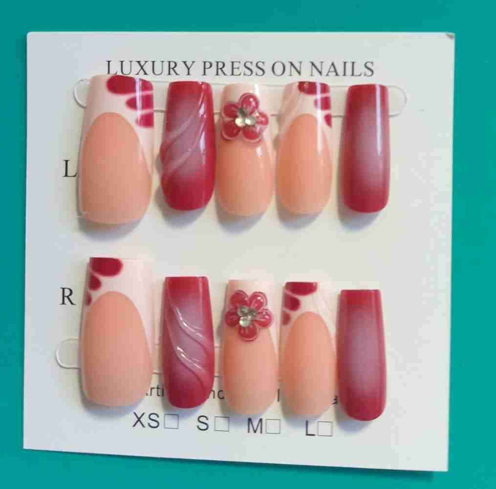 Uñas postizas rojas decoradas