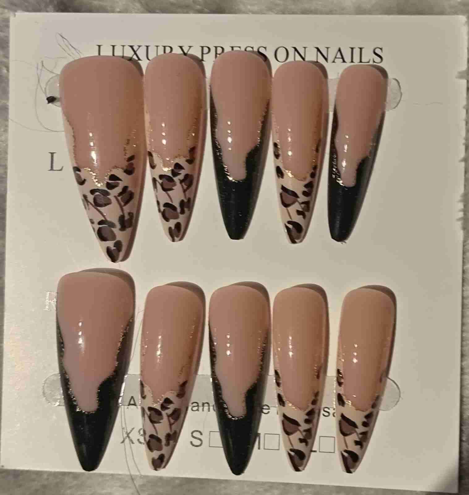 UN set Uñas postizas estilo leopardo