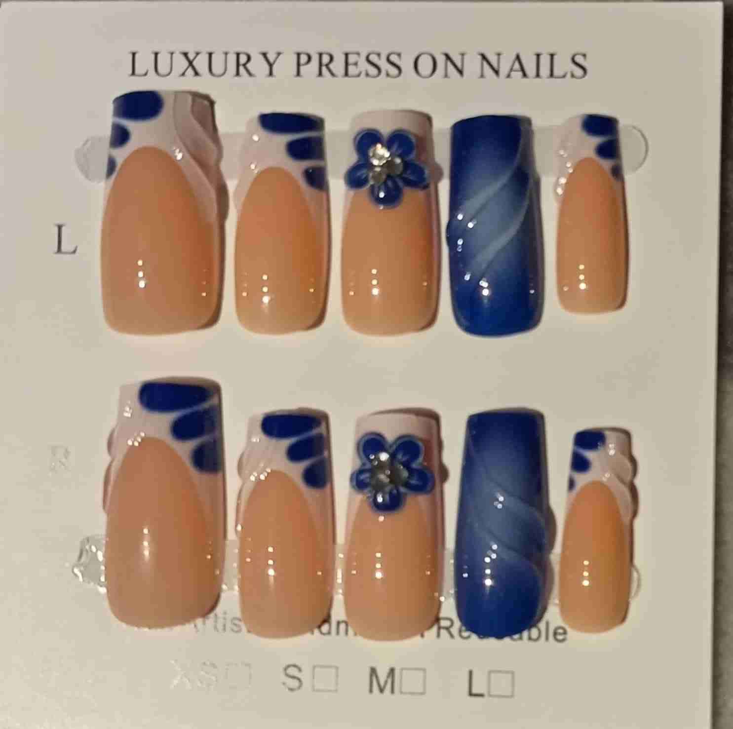 Uñas postizas azul y nude