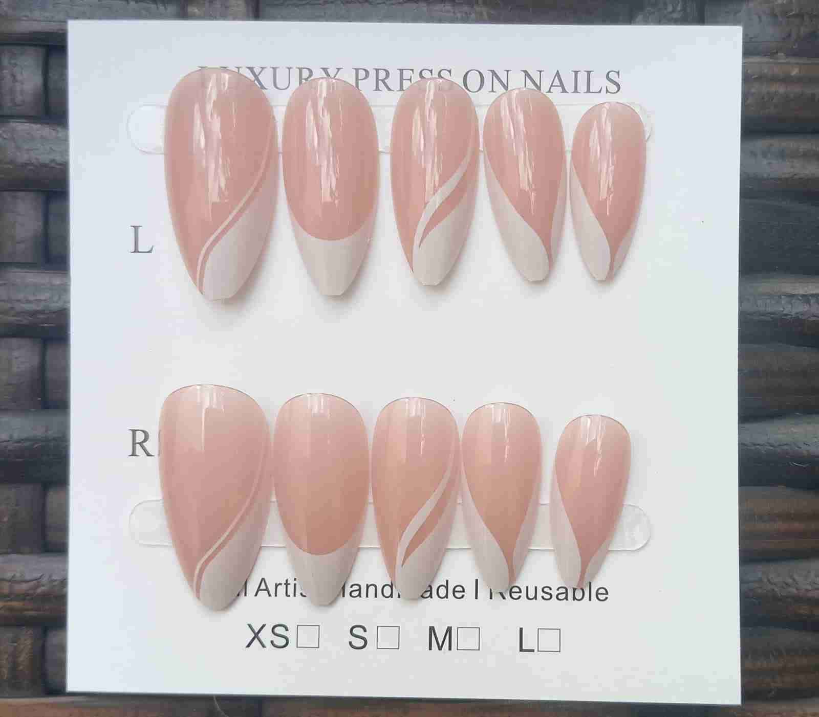 Uñas press on francesas con diseño extravagante