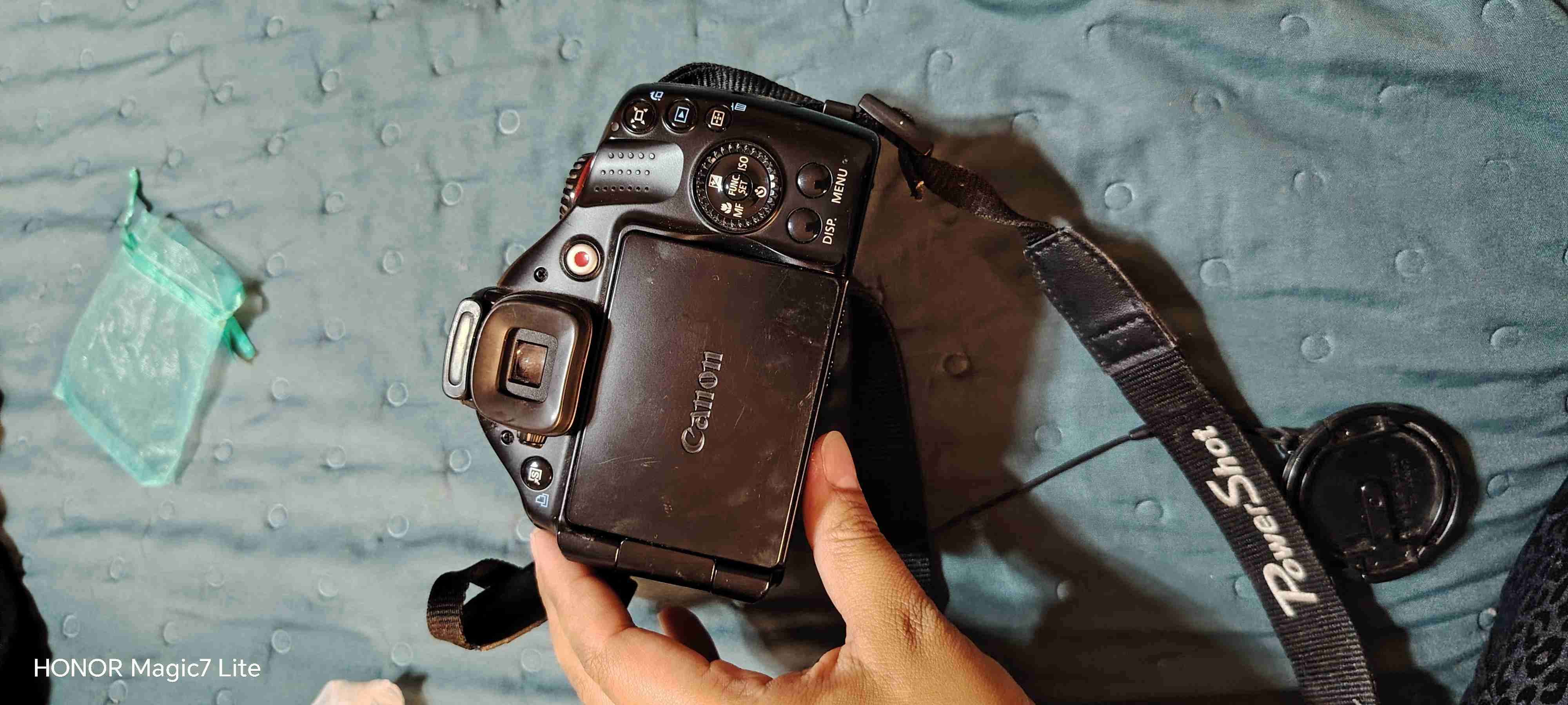 Cámara Canon PowerShot negra