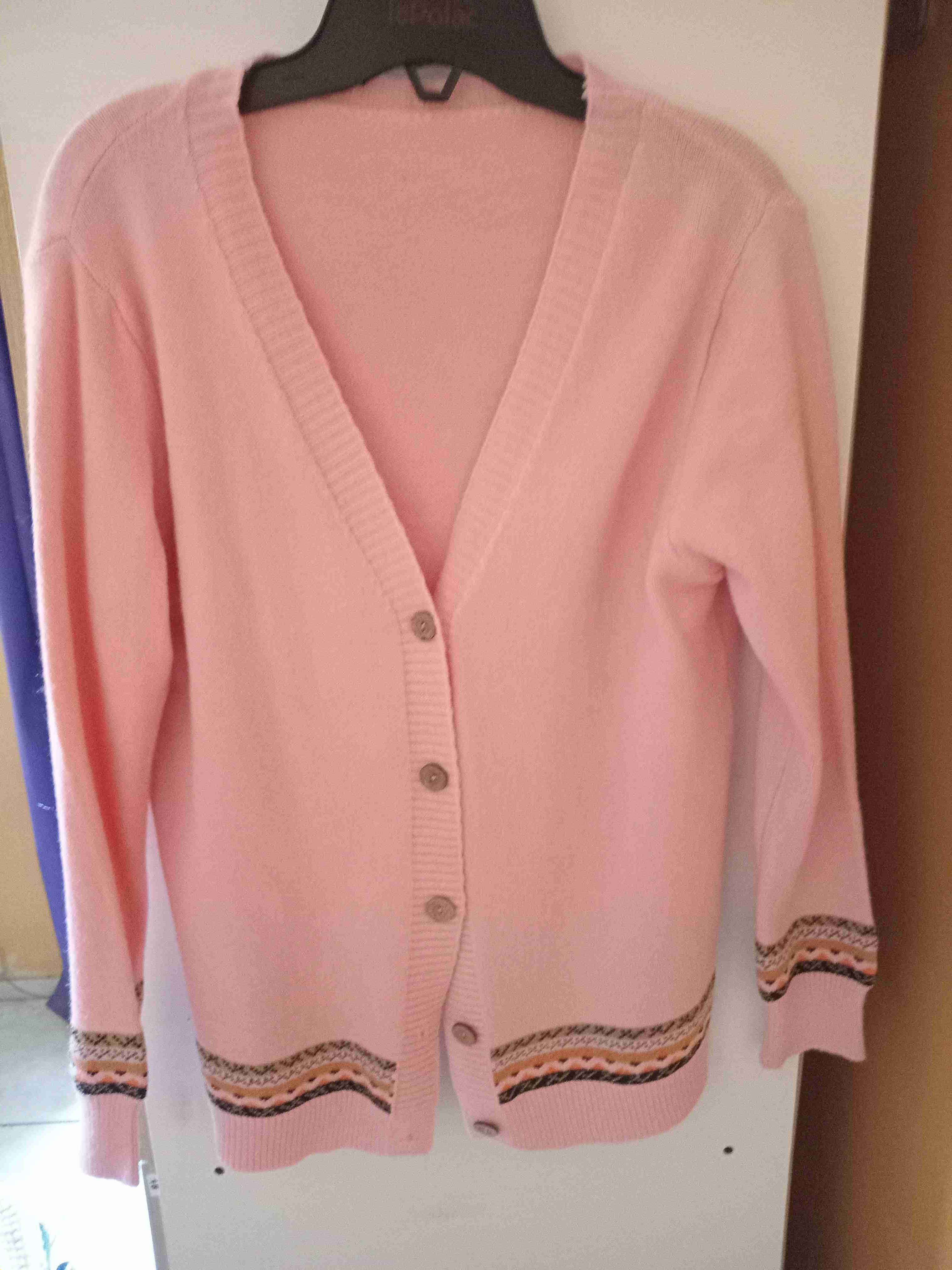 Cardigan rosado con bordado