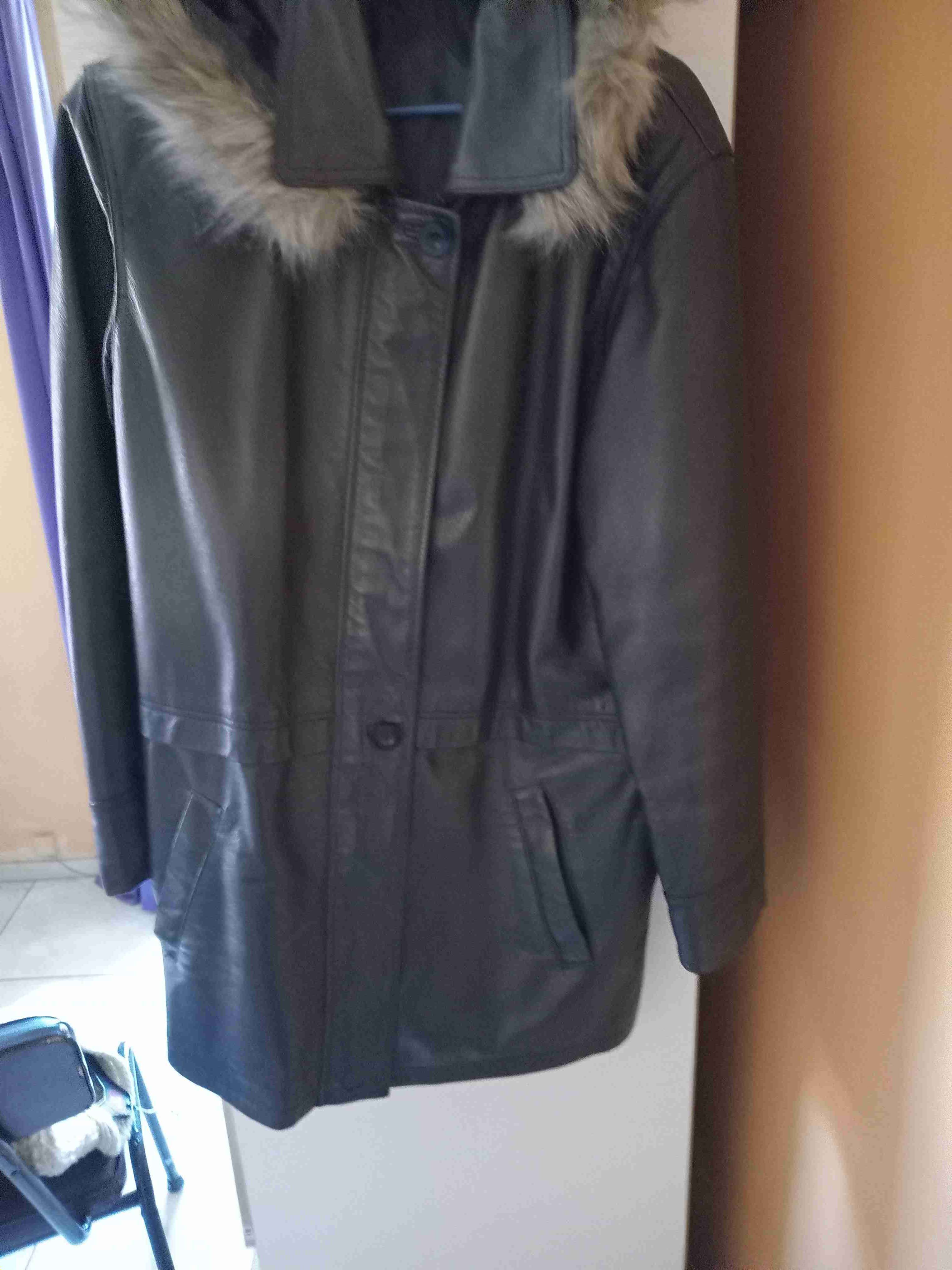 Abrigo negro con capucha de piel